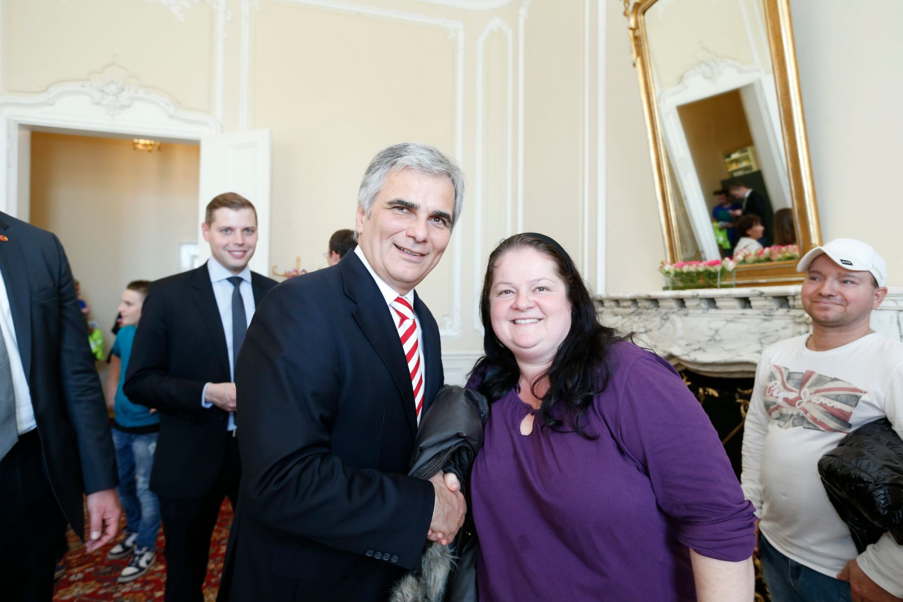 Am 26. Oktober 2013 empfing Bundeskanzler Werner Faymann im Rahmen des Nationalfeiertages Besucherinnen und Besucher im Bundeskanzleramt.