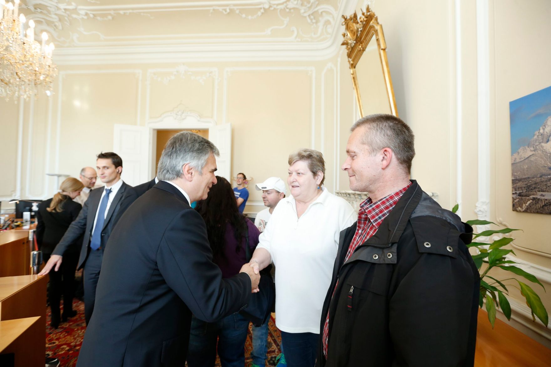 Am 26. Oktober 2013 empfing Bundeskanzler Werner Faymann im Rahmen des Nationalfeiertages Besucherinnen und Besucher im Bundeskanzleramt.