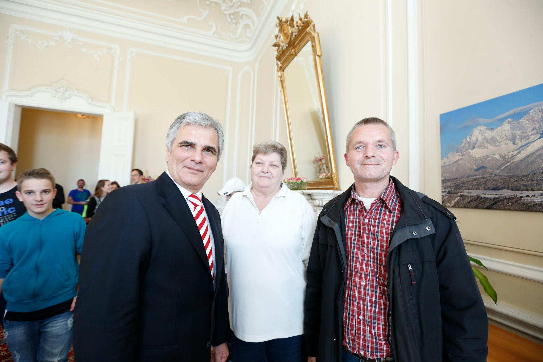 Am 26. Oktober 2013 empfing Bundeskanzler Werner Faymann im Rahmen des Nationalfeiertages Besucherinnen und Besucher im Bundeskanzleramt.