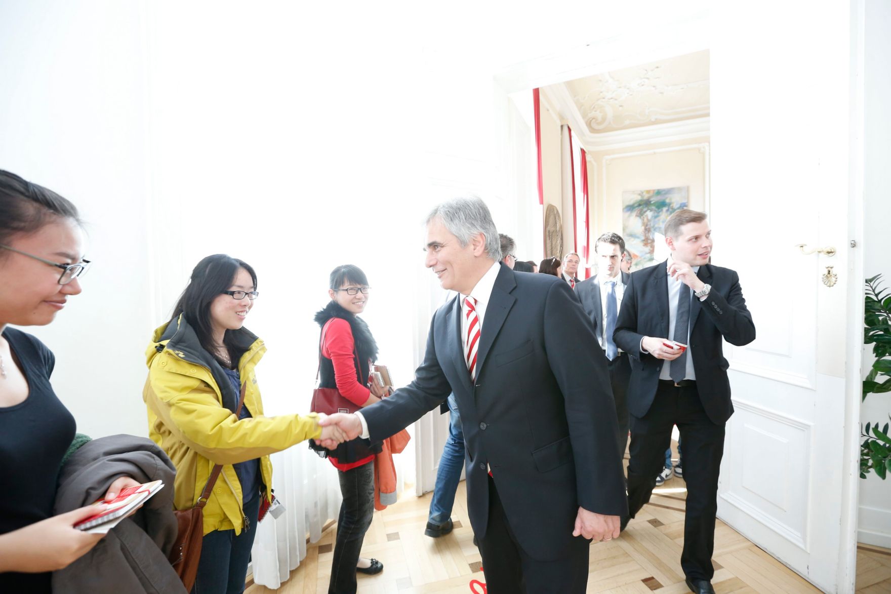 Am 26. Oktober 2013 empfing Bundeskanzler Werner Faymann im Rahmen des Nationalfeiertages Besucherinnen und Besucher im Bundeskanzleramt.