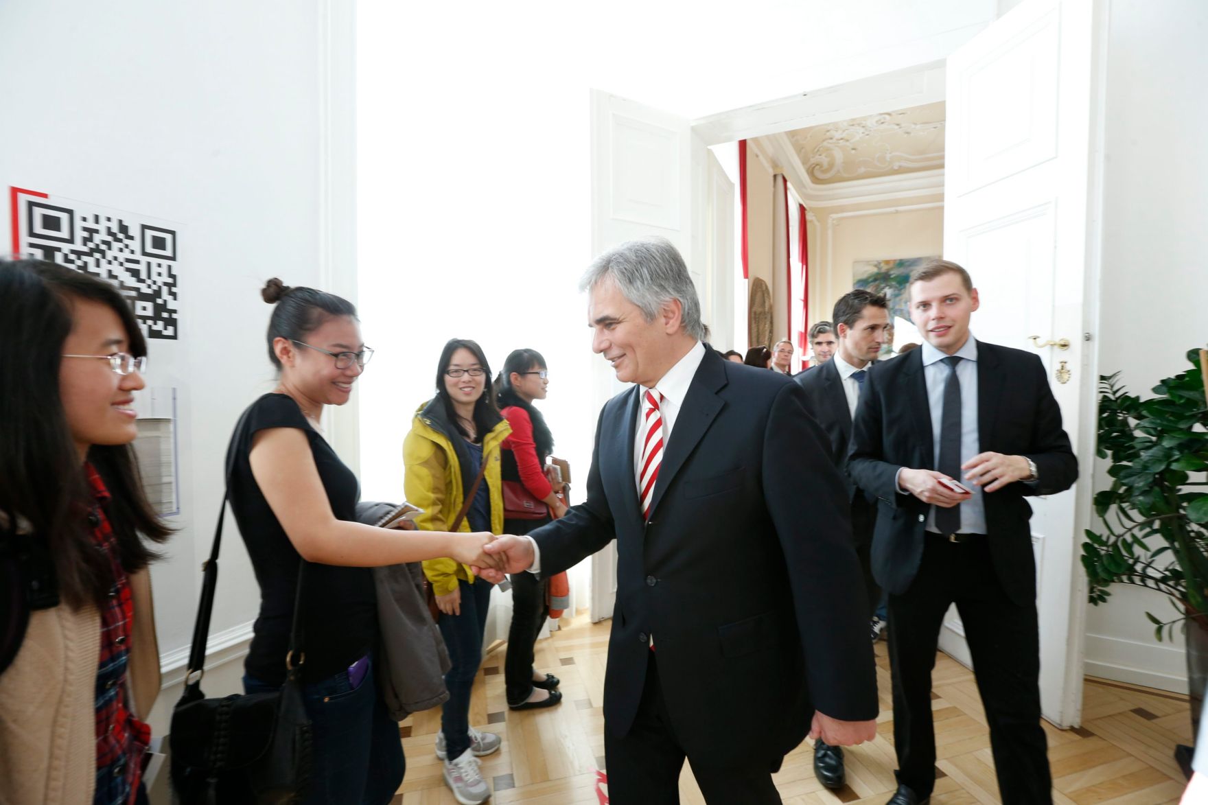 Am 26. Oktober 2013 empfing Bundeskanzler Werner Faymann im Rahmen des Nationalfeiertages Besucherinnen und Besucher im Bundeskanzleramt.