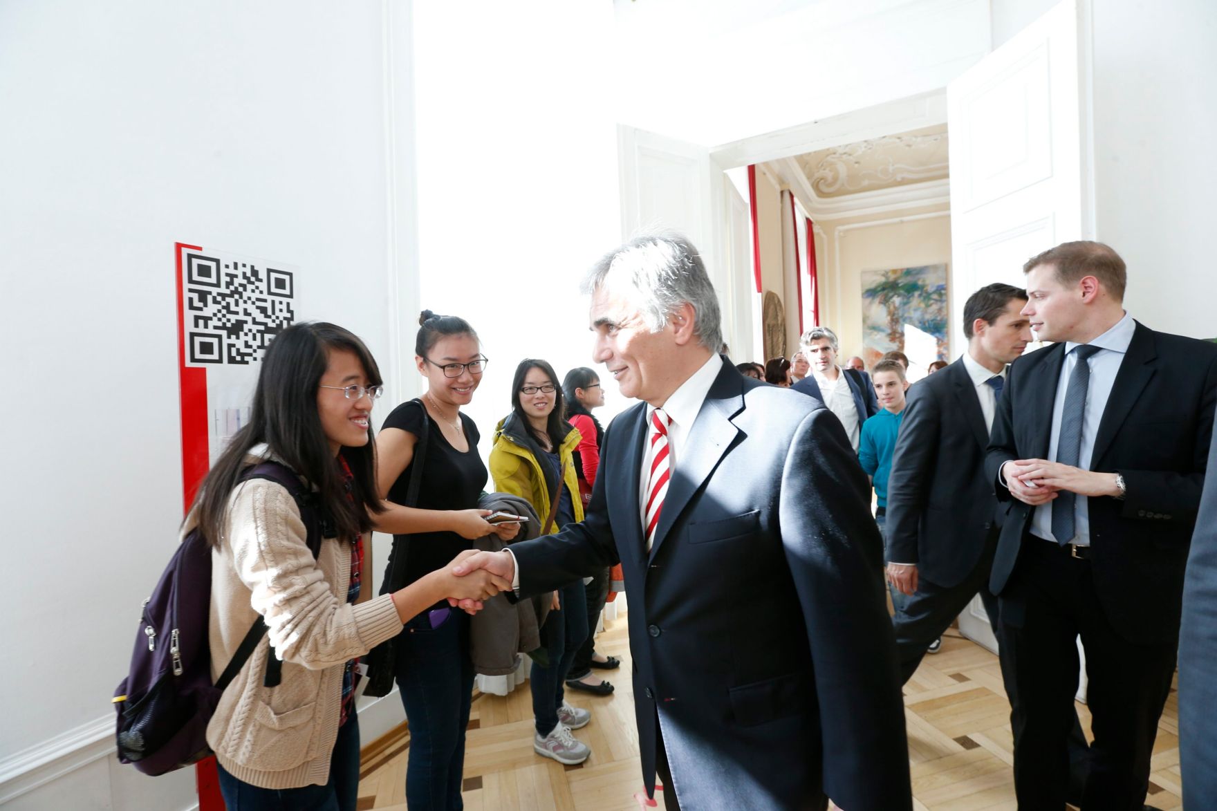 Am 26. Oktober 2013 empfing Bundeskanzler Werner Faymann im Rahmen des Nationalfeiertages Besucherinnen und Besucher im Bundeskanzleramt.
