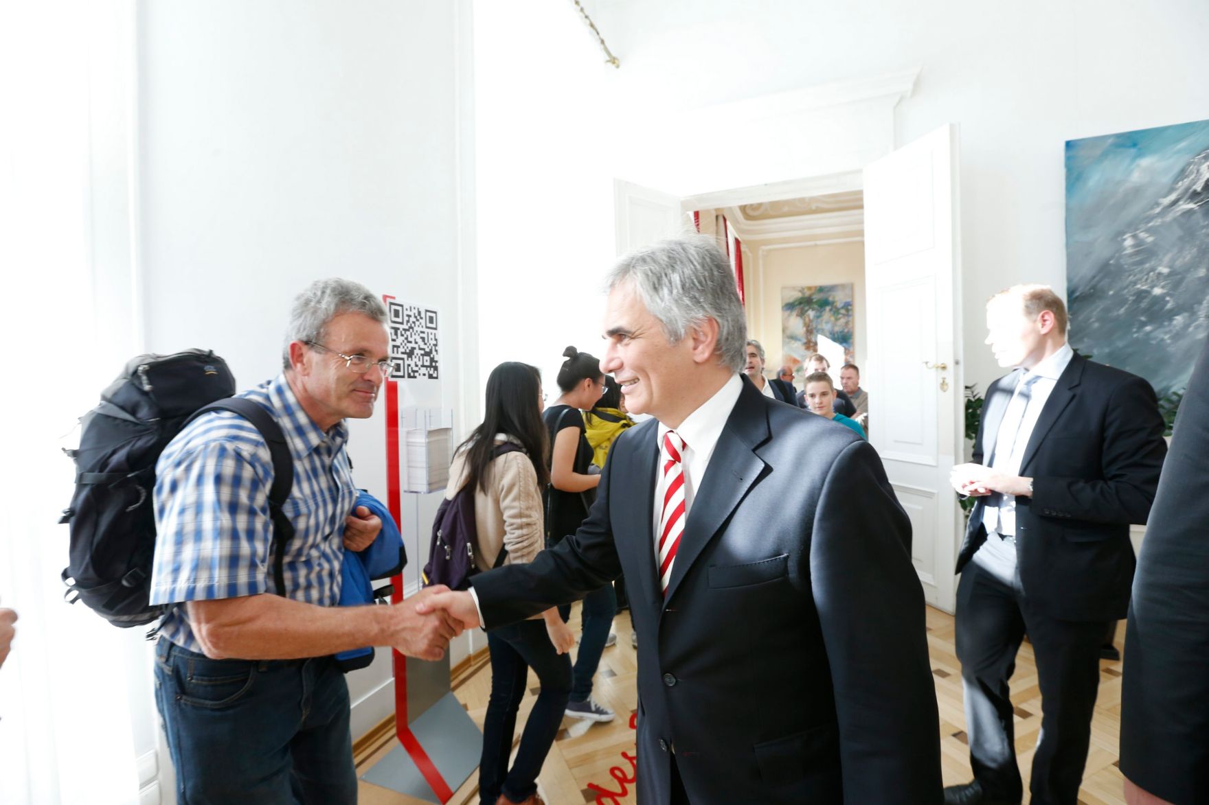 Am 26. Oktober 2013 empfing Bundeskanzler Werner Faymann im Rahmen des Nationalfeiertages Besucherinnen und Besucher im Bundeskanzleramt.