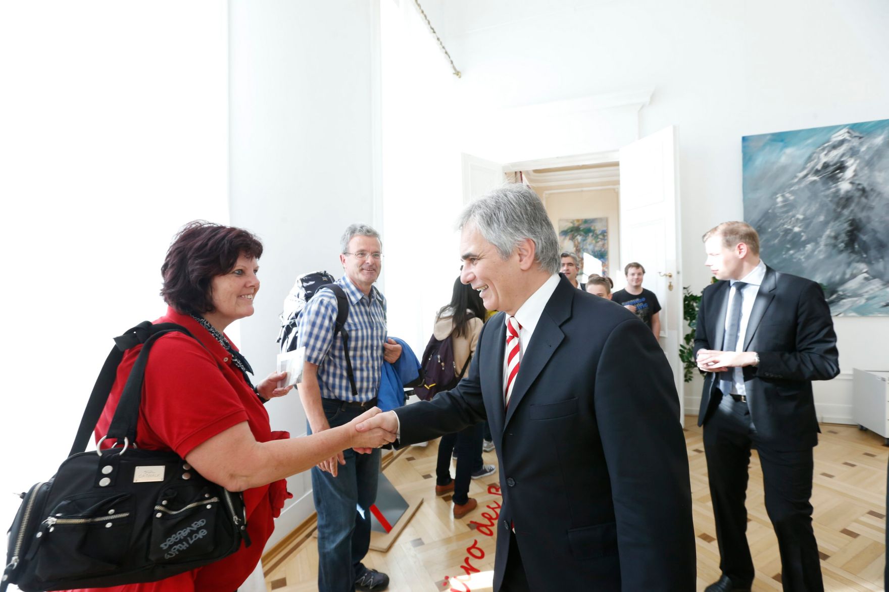 Am 26. Oktober 2013 empfing Bundeskanzler Werner Faymann im Rahmen des Nationalfeiertages Besucherinnen und Besucher im Bundeskanzleramt.