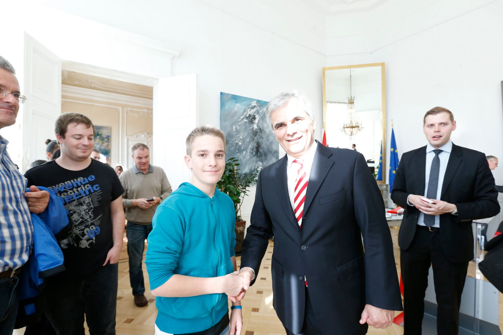 Am 26. Oktober 2013 empfing Bundeskanzler Werner Faymann im Rahmen des Nationalfeiertages Besucherinnen und Besucher im Bundeskanzleramt.