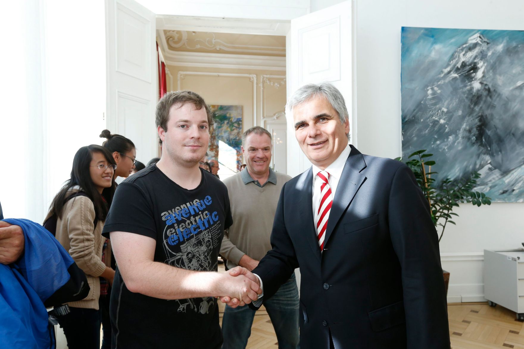 Am 26. Oktober 2013 empfing Bundeskanzler Werner Faymann im Rahmen des Nationalfeiertages Besucherinnen und Besucher im Bundeskanzleramt.