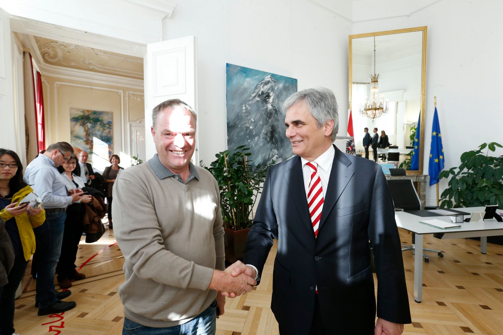 Am 26. Oktober 2013 empfing Bundeskanzler Werner Faymann im Rahmen des Nationalfeiertages Besucherinnen und Besucher im Bundeskanzleramt.