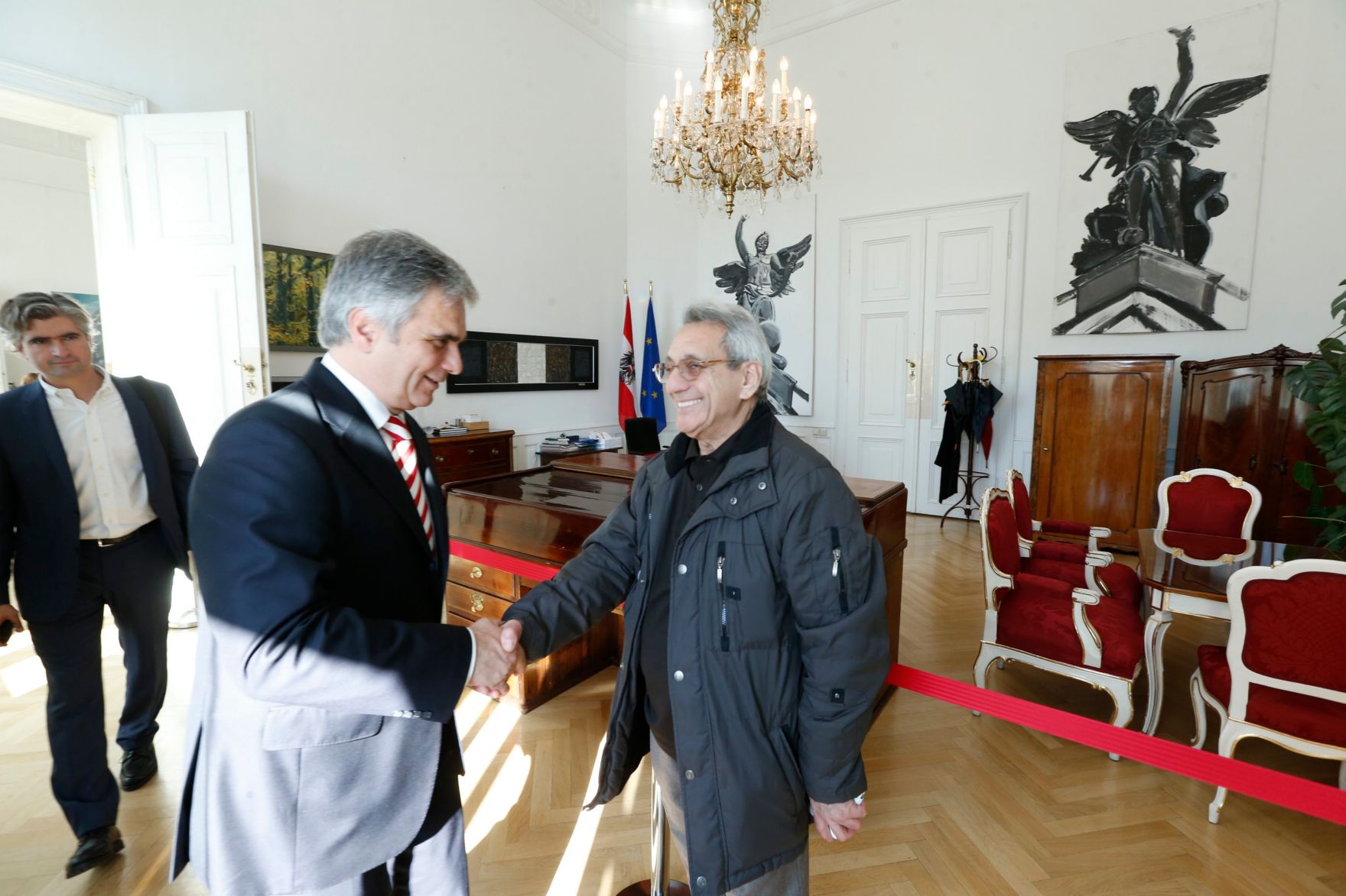Am 26. Oktober 2013 empfing Bundeskanzler Werner Faymann im Rahmen des Nationalfeiertages Besucherinnen und Besucher im Bundeskanzleramt.