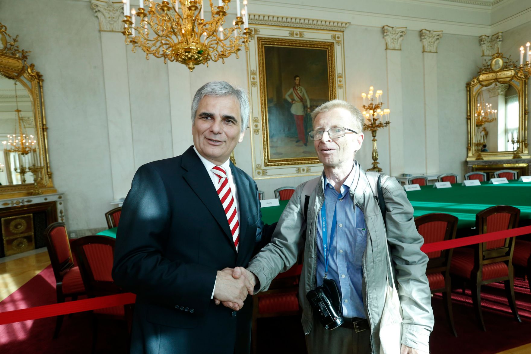 Am 26. Oktober 2013 empfing Bundeskanzler Werner Faymann im Rahmen des Nationalfeiertages Besucherinnen und Besucher im Bundeskanzleramt.