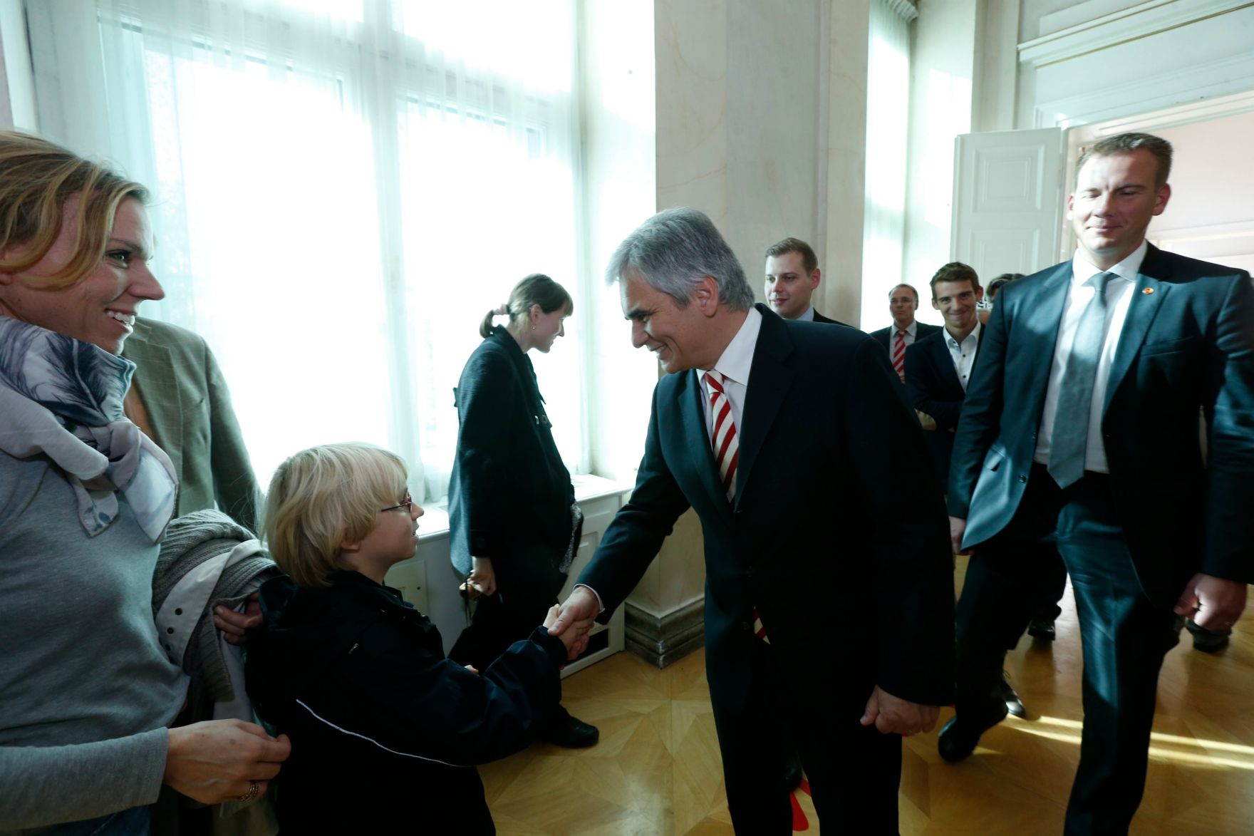 Am 26. Oktober 2013 empfing Bundeskanzler Werner Faymann im Rahmen des Nationalfeiertages Besucherinnen und Besucher im Bundeskanzleramt.