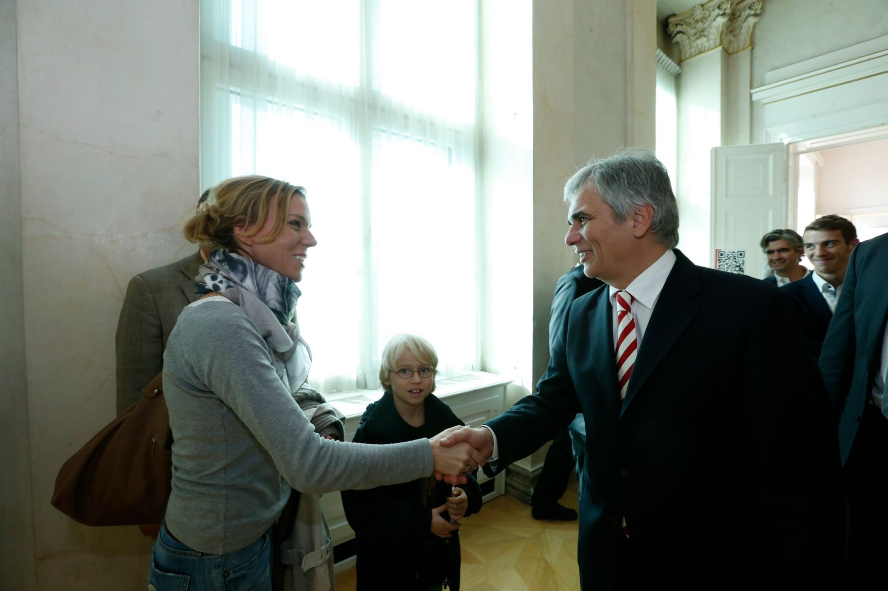 Am 26. Oktober 2013 empfing Bundeskanzler Werner Faymann im Rahmen des Nationalfeiertages Besucherinnen und Besucher im Bundeskanzleramt.
