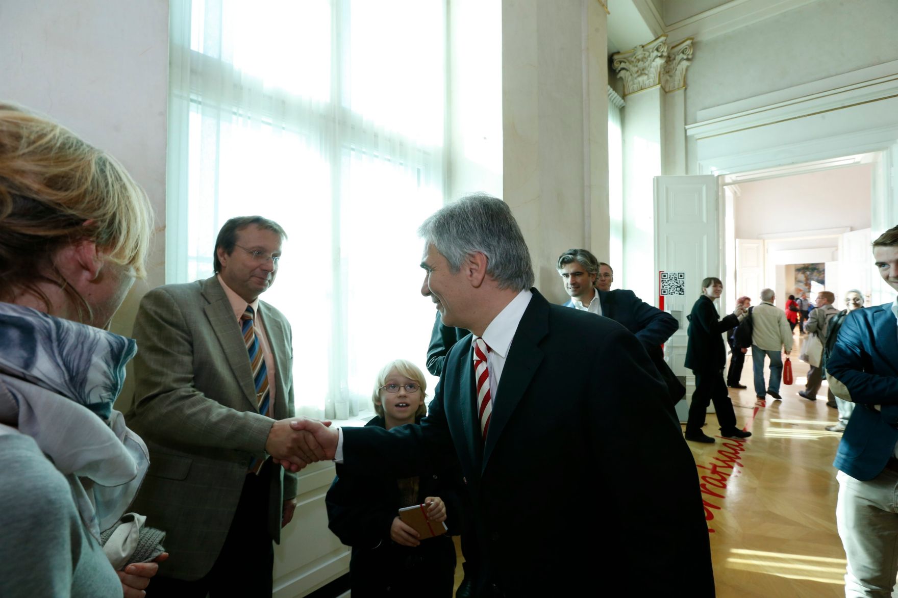 Am 26. Oktober 2013 empfing Bundeskanzler Werner Faymann im Rahmen des Nationalfeiertages Besucherinnen und Besucher im Bundeskanzleramt.