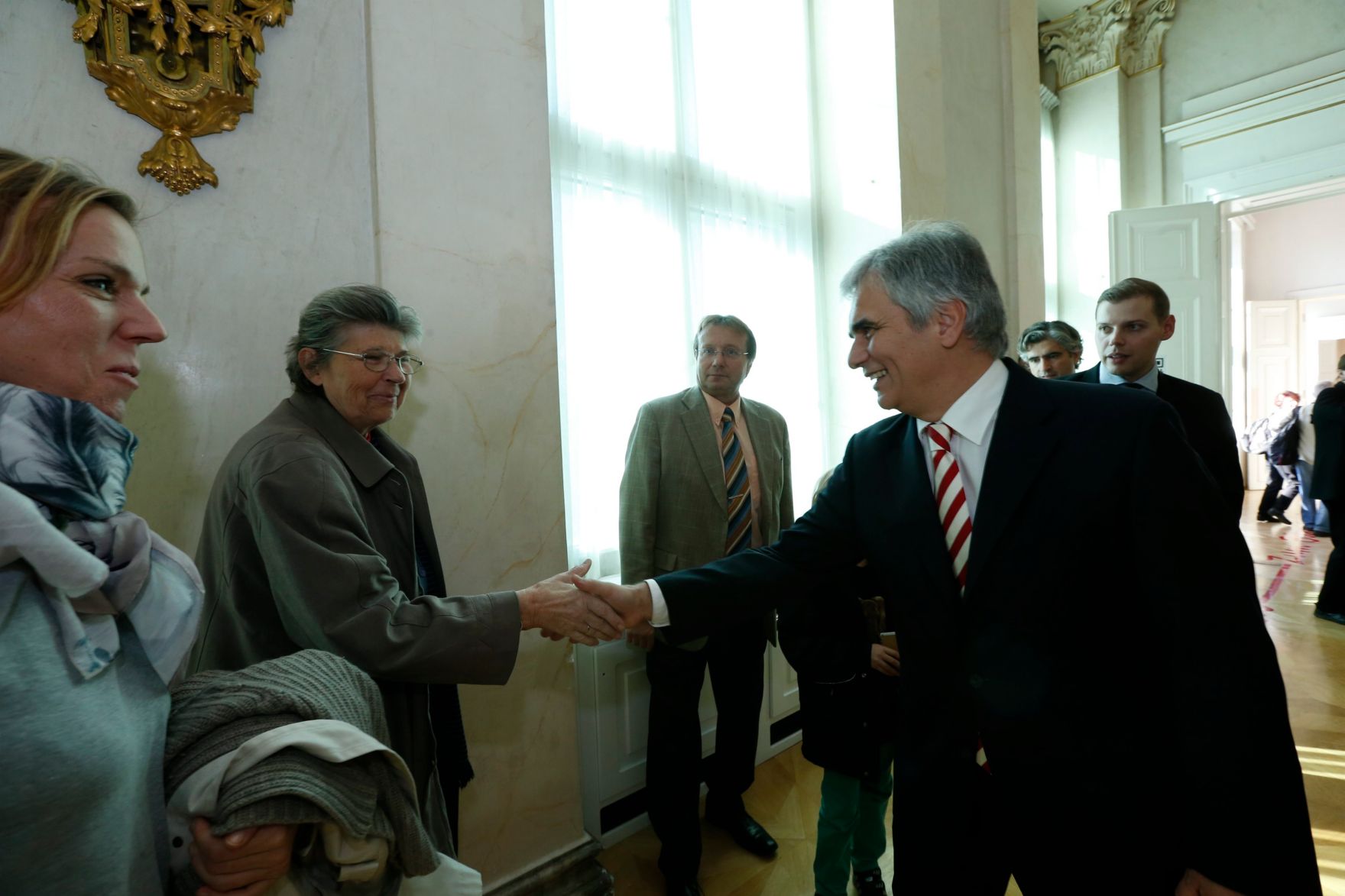 Am 26. Oktober 2013 empfing Bundeskanzler Werner Faymann im Rahmen des Nationalfeiertages Besucherinnen und Besucher im Bundeskanzleramt.