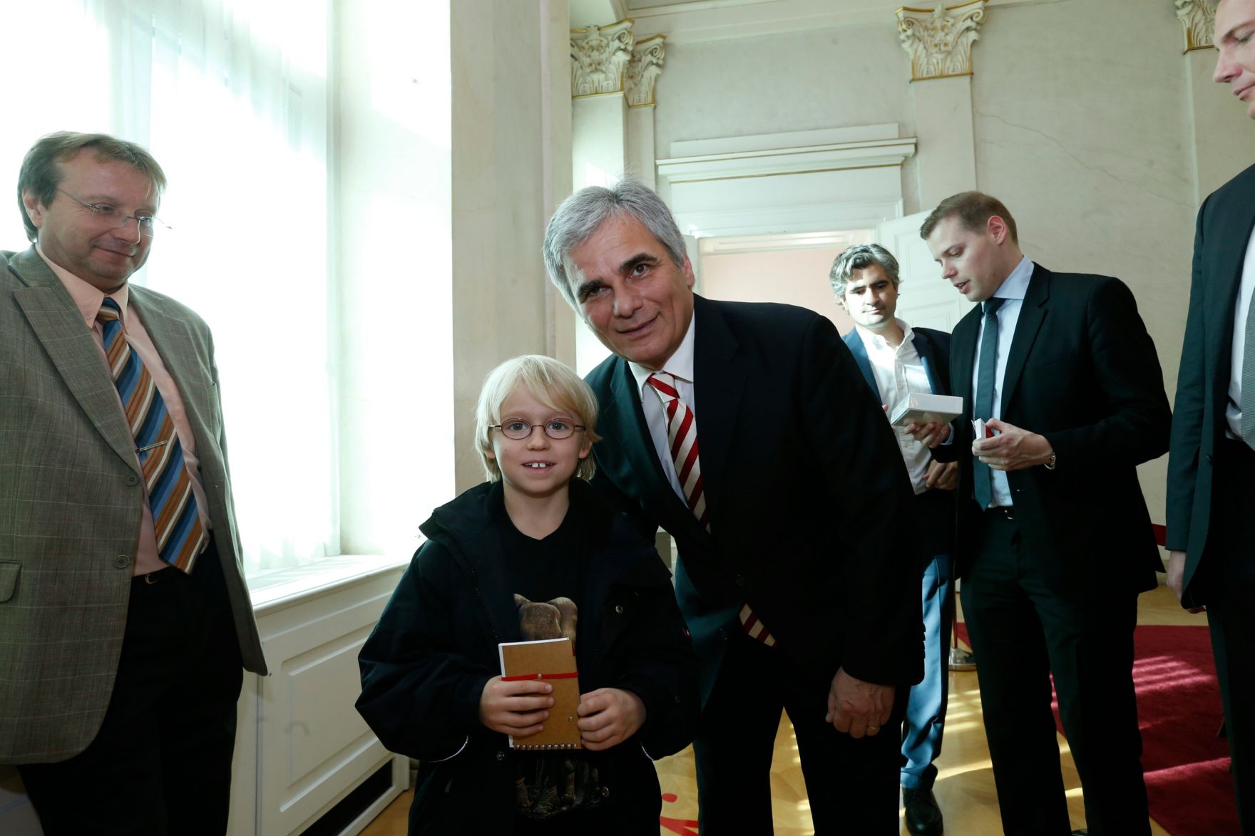 Am 26. Oktober 2013 empfing Bundeskanzler Werner Faymann im Rahmen des Nationalfeiertages Besucherinnen und Besucher im Bundeskanzleramt.
