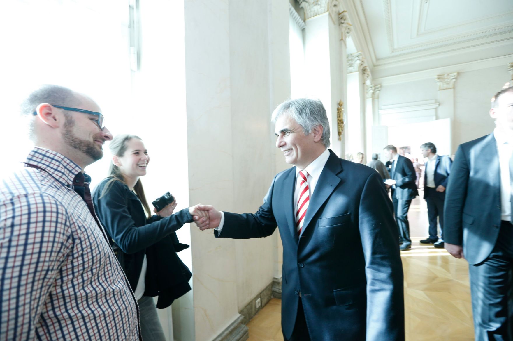 Am 26. Oktober 2013 empfing Bundeskanzler Werner Faymann im Rahmen des Nationalfeiertages Besucherinnen und Besucher im Bundeskanzleramt.