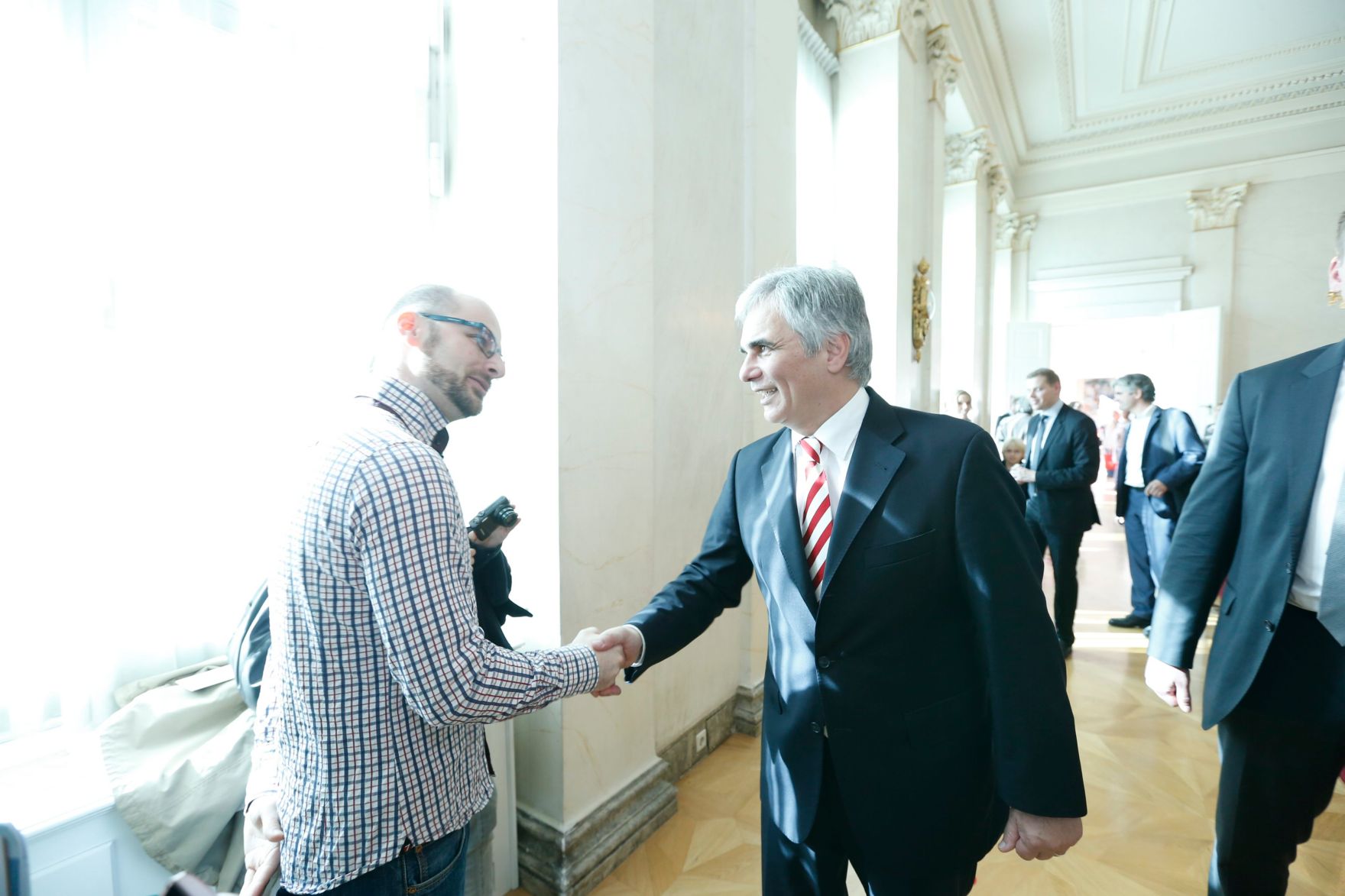 Am 26. Oktober 2013 empfing Bundeskanzler Werner Faymann im Rahmen des Nationalfeiertages Besucherinnen und Besucher im Bundeskanzleramt.