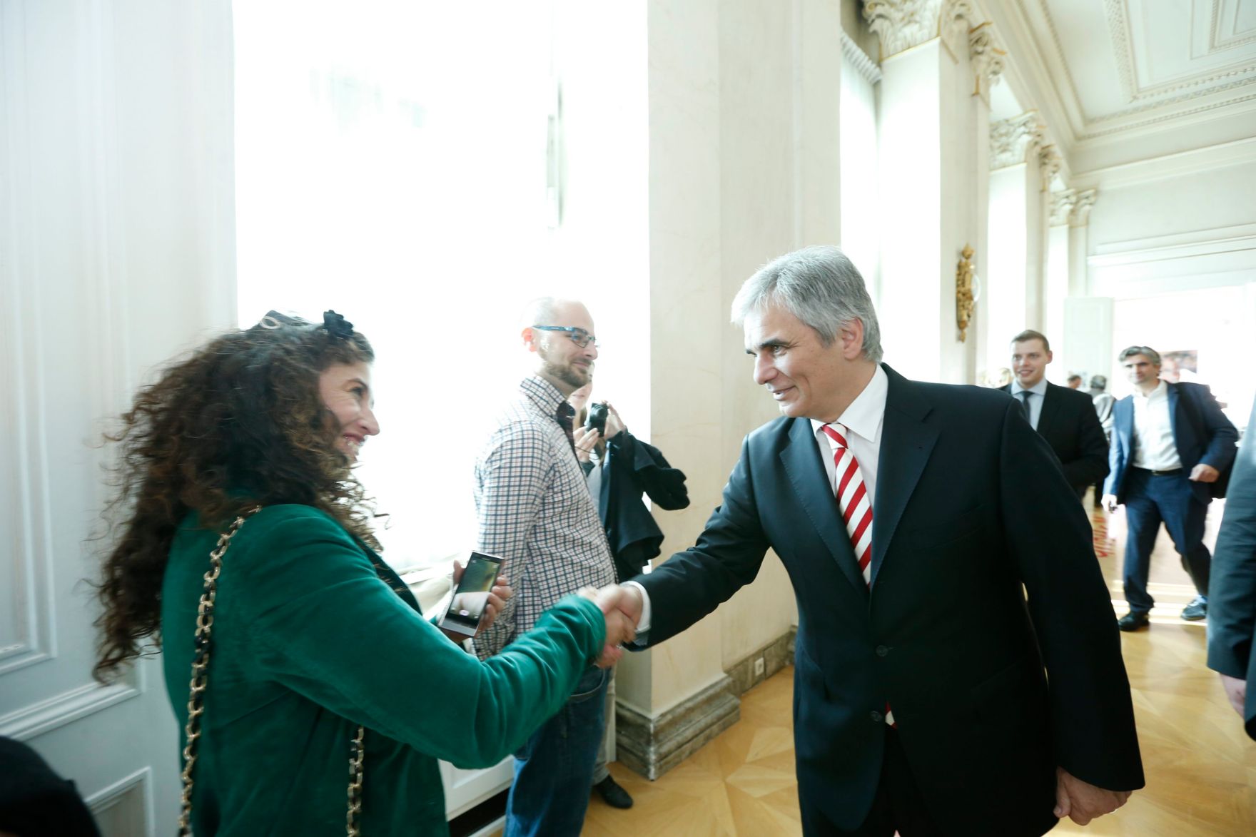 Am 26. Oktober 2013 empfing Bundeskanzler Werner Faymann im Rahmen des Nationalfeiertages Besucherinnen und Besucher im Bundeskanzleramt.