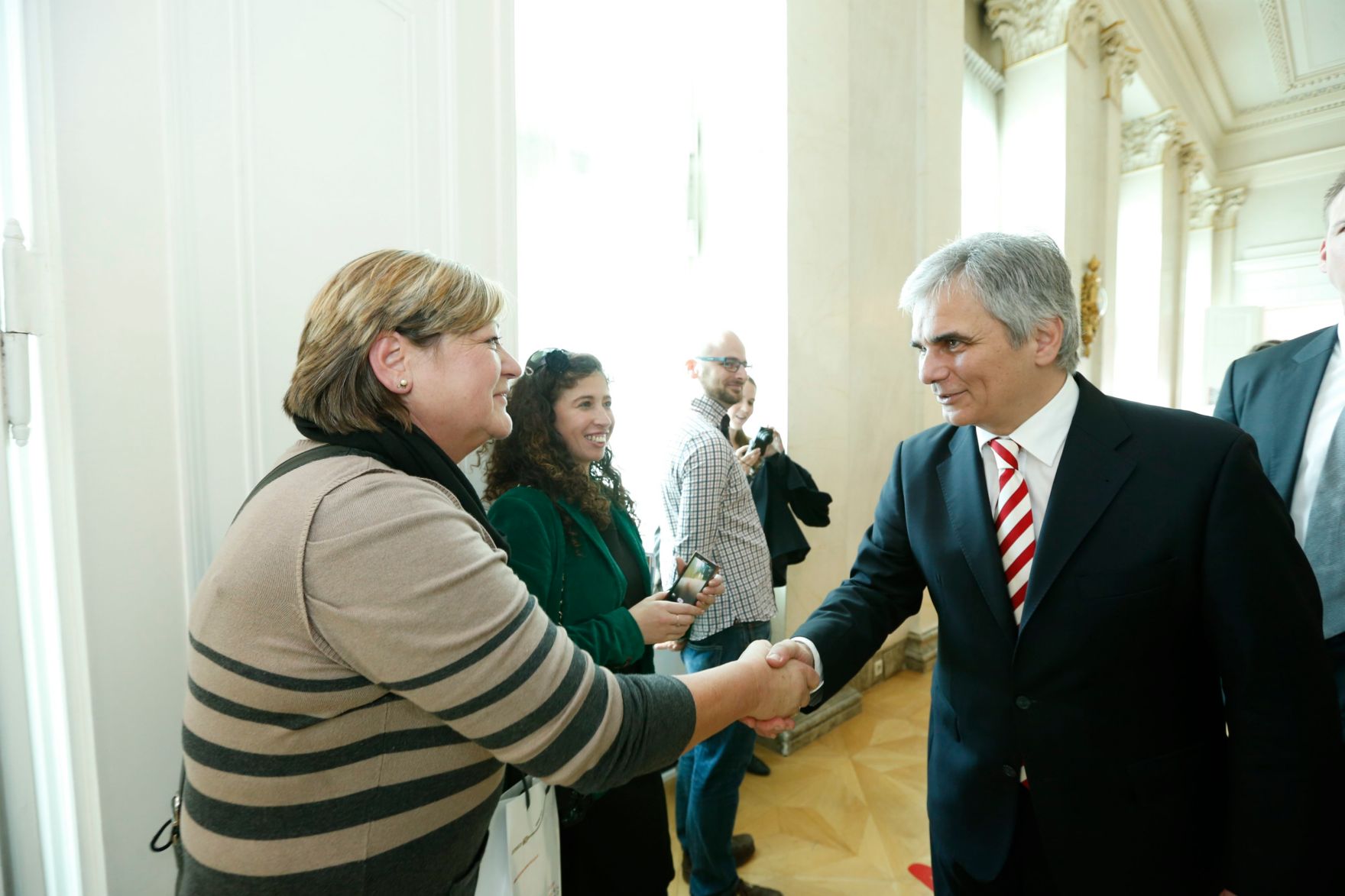 Am 26. Oktober 2013 empfing Bundeskanzler Werner Faymann im Rahmen des Nationalfeiertages Besucherinnen und Besucher im Bundeskanzleramt.