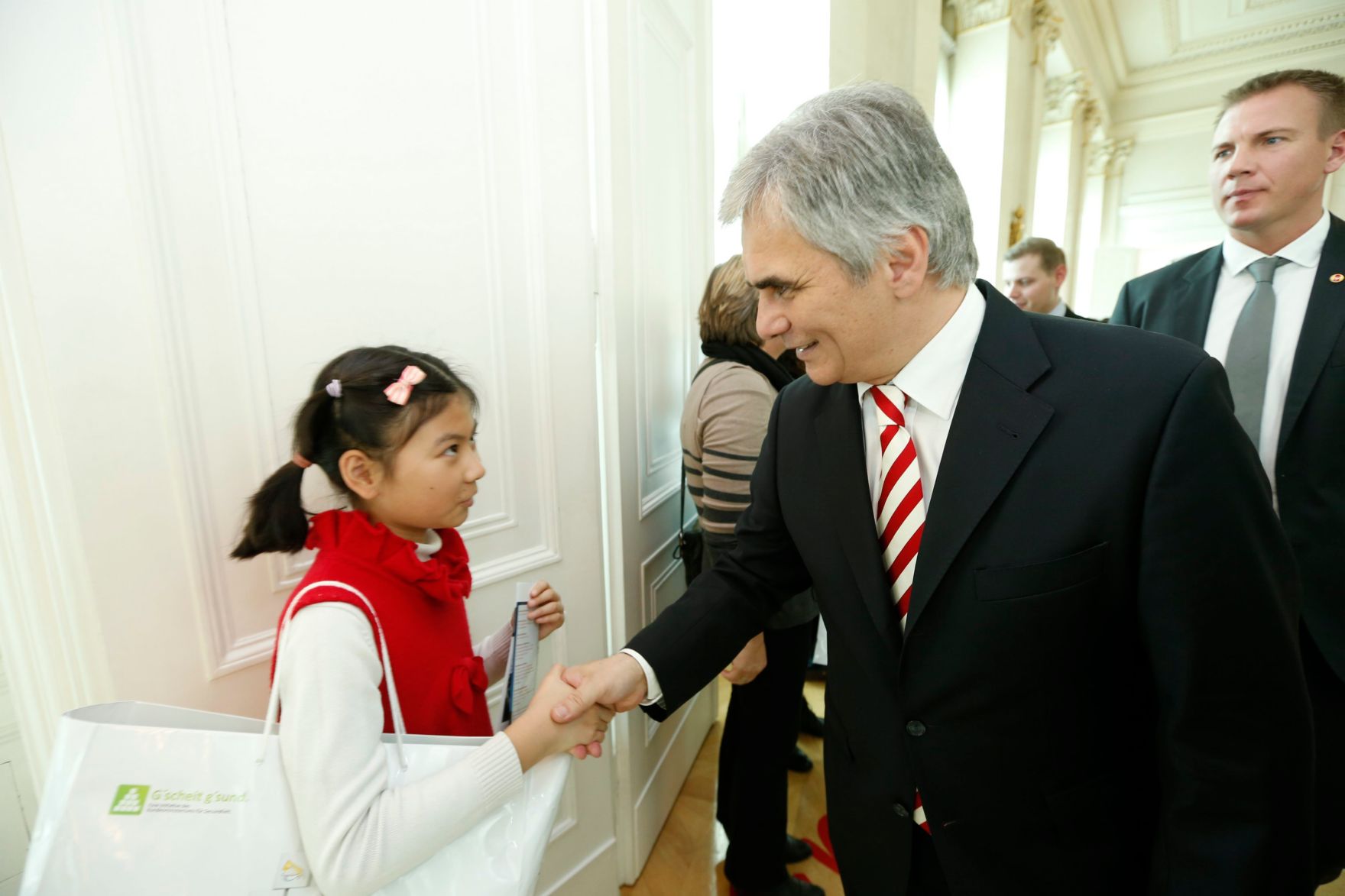 Am 26. Oktober 2013 empfing Bundeskanzler Werner Faymann im Rahmen des Nationalfeiertages Besucherinnen und Besucher im Bundeskanzleramt.