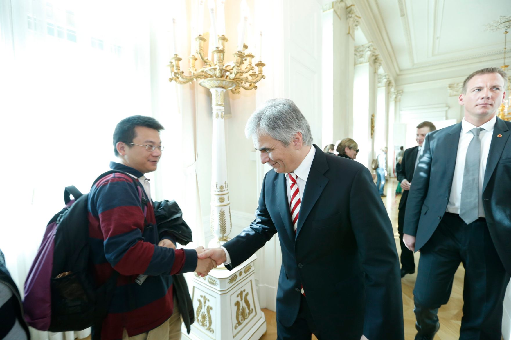 Am 26. Oktober 2013 empfing Bundeskanzler Werner Faymann im Rahmen des Nationalfeiertages Besucherinnen und Besucher im Bundeskanzleramt.
