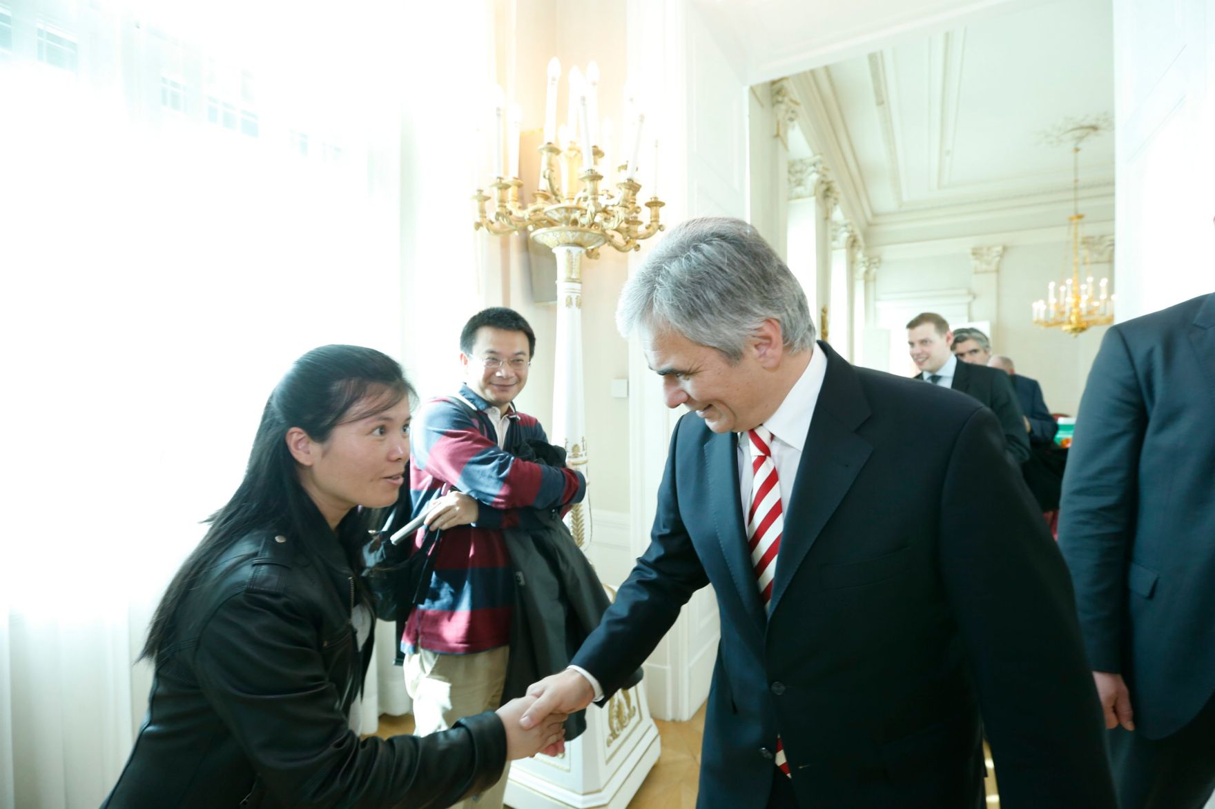 Am 26. Oktober 2013 empfing Bundeskanzler Werner Faymann im Rahmen des Nationalfeiertages Besucherinnen und Besucher im Bundeskanzleramt.