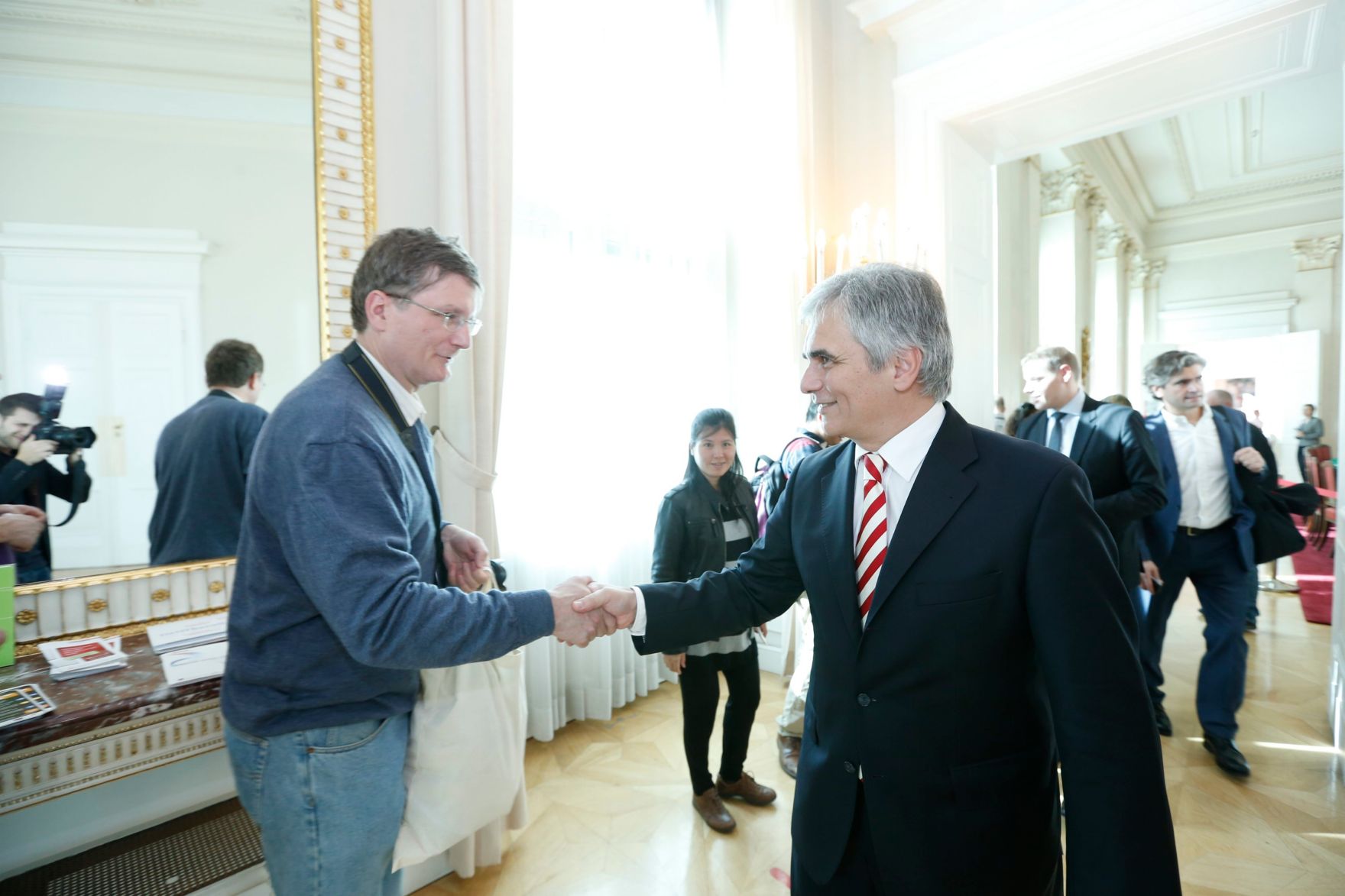 Am 26. Oktober 2013 empfing Bundeskanzler Werner Faymann im Rahmen des Nationalfeiertages Besucherinnen und Besucher im Bundeskanzleramt.