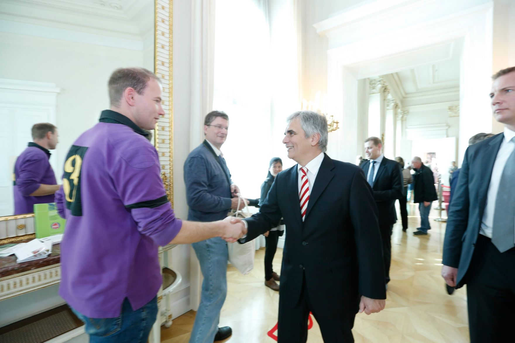 Am 26. Oktober 2013 empfing Bundeskanzler Werner Faymann im Rahmen des Nationalfeiertages Besucherinnen und Besucher im Bundeskanzleramt.