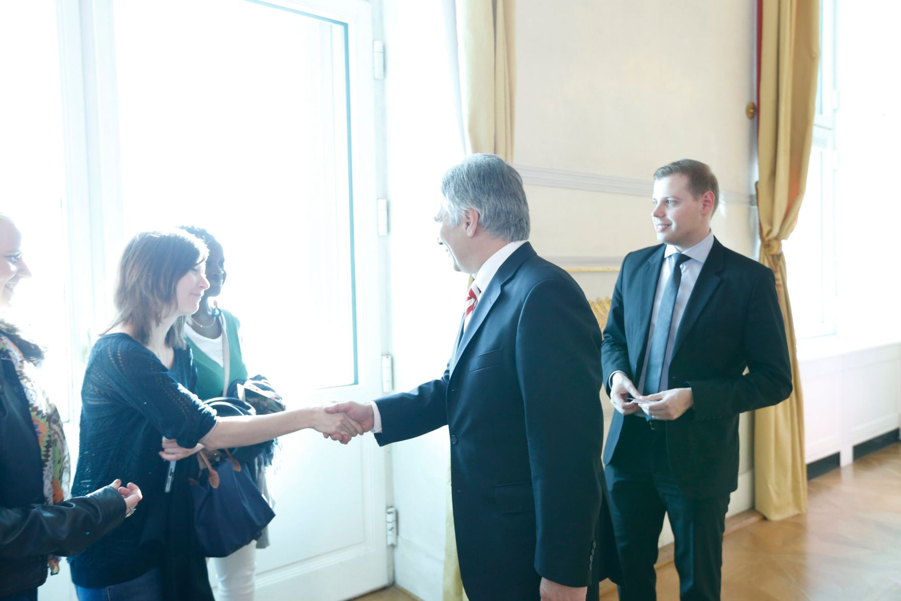 Am 26. Oktober 2013 empfing Bundeskanzler Werner Faymann im Rahmen des Nationalfeiertages Besucherinnen und Besucher im Bundeskanzleramt.