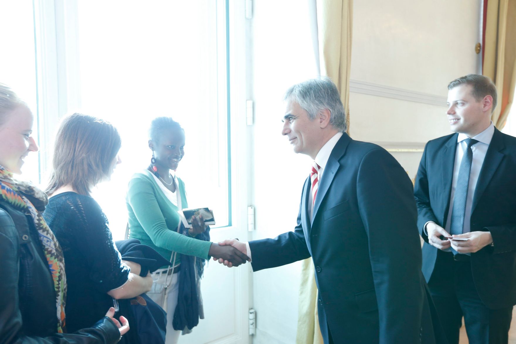 Am 26. Oktober 2013 empfing Bundeskanzler Werner Faymann im Rahmen des Nationalfeiertages Besucherinnen und Besucher im Bundeskanzleramt.