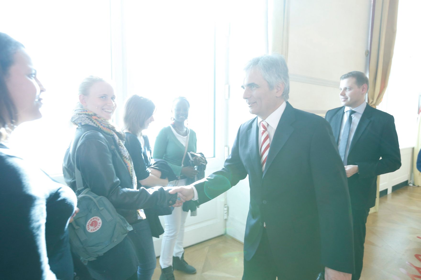 Am 26. Oktober 2013 empfing Bundeskanzler Werner Faymann im Rahmen des Nationalfeiertages Besucherinnen und Besucher im Bundeskanzleramt.