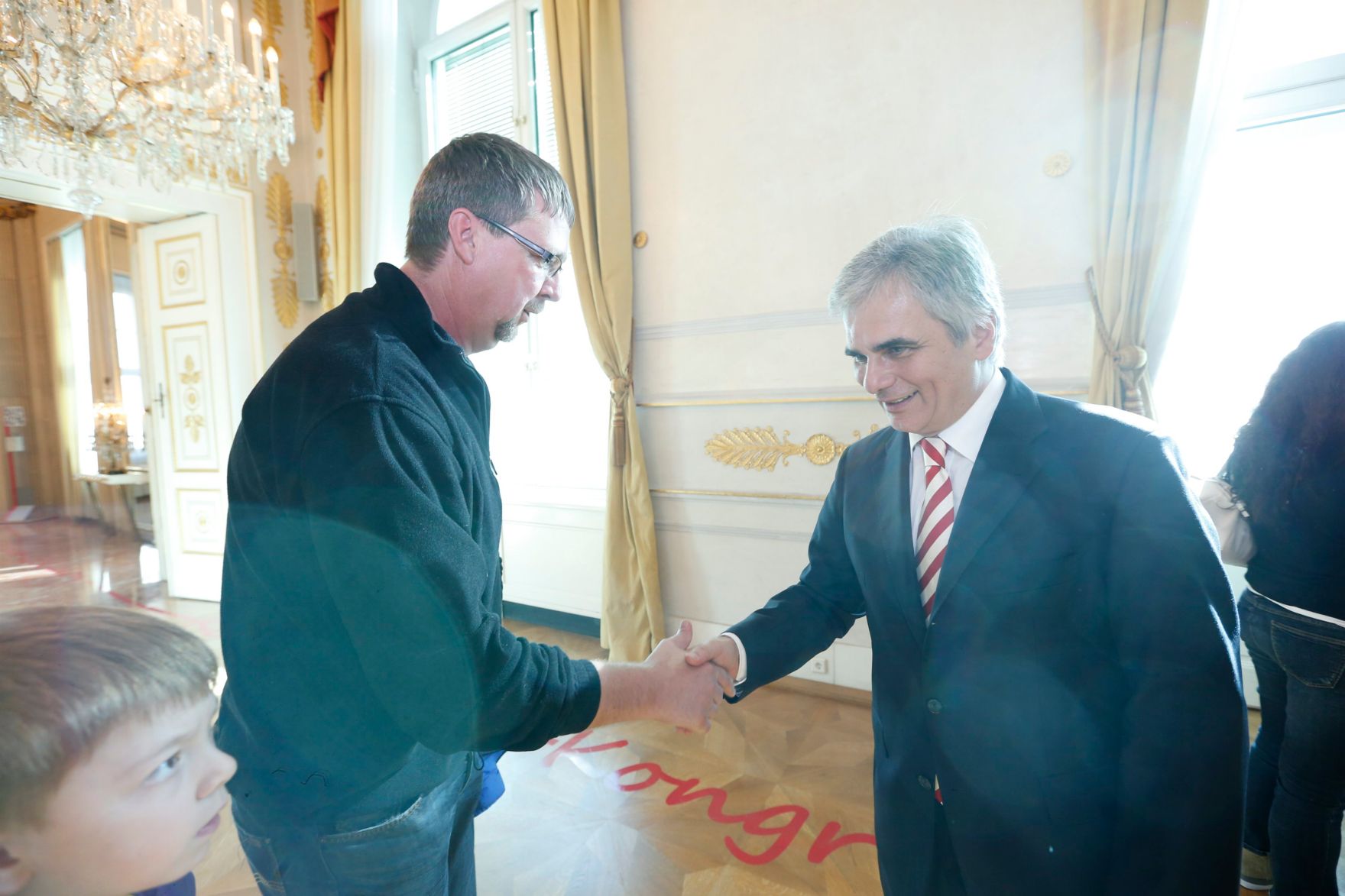 Am 26. Oktober 2013 empfing Bundeskanzler Werner Faymann im Rahmen des Nationalfeiertages Besucherinnen und Besucher im Bundeskanzleramt.