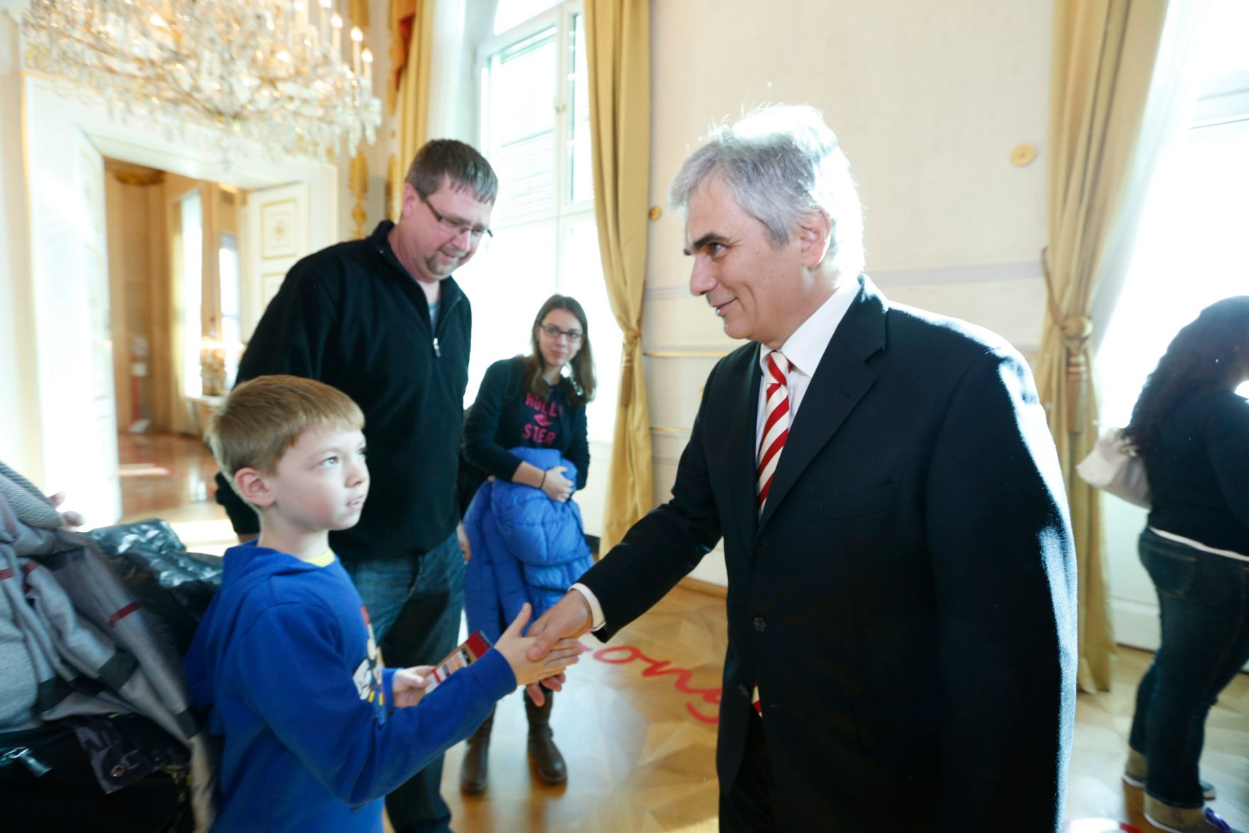 Am 26. Oktober 2013 empfing Bundeskanzler Werner Faymann im Rahmen des Nationalfeiertages Besucherinnen und Besucher im Bundeskanzleramt.