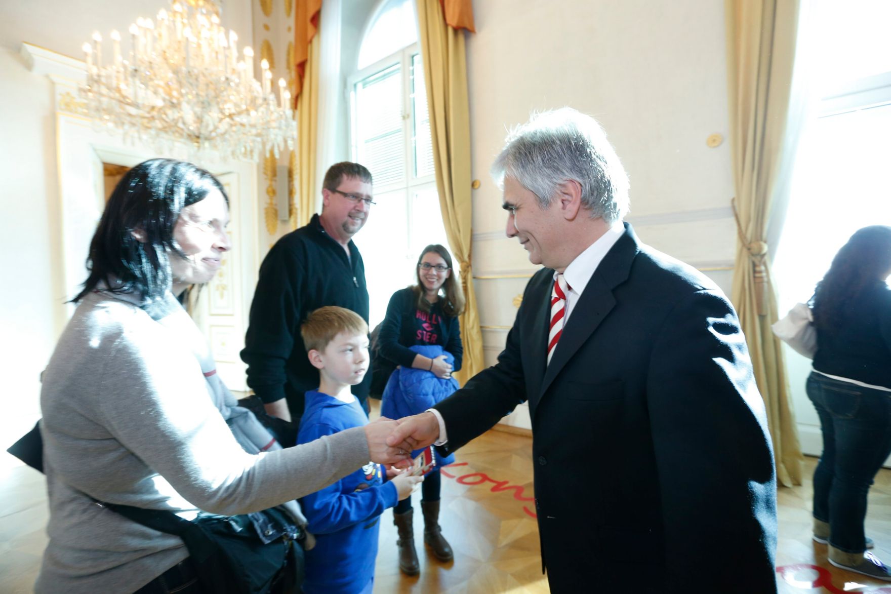 Am 26. Oktober 2013 empfing Bundeskanzler Werner Faymann im Rahmen des Nationalfeiertages Besucherinnen und Besucher im Bundeskanzleramt.