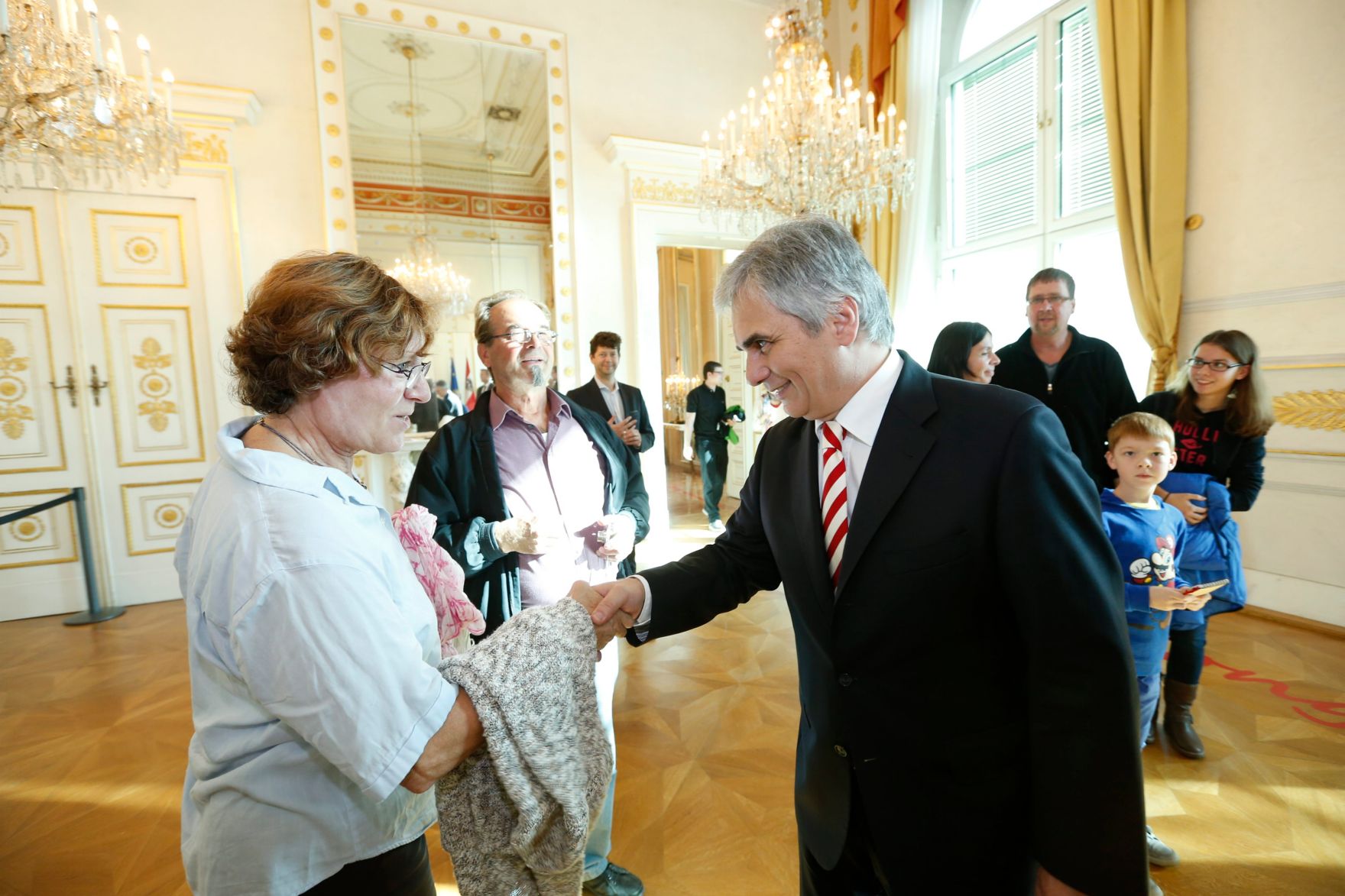 Am 26. Oktober 2013 empfing Bundeskanzler Werner Faymann im Rahmen des Nationalfeiertages Besucherinnen und Besucher im Bundeskanzleramt.