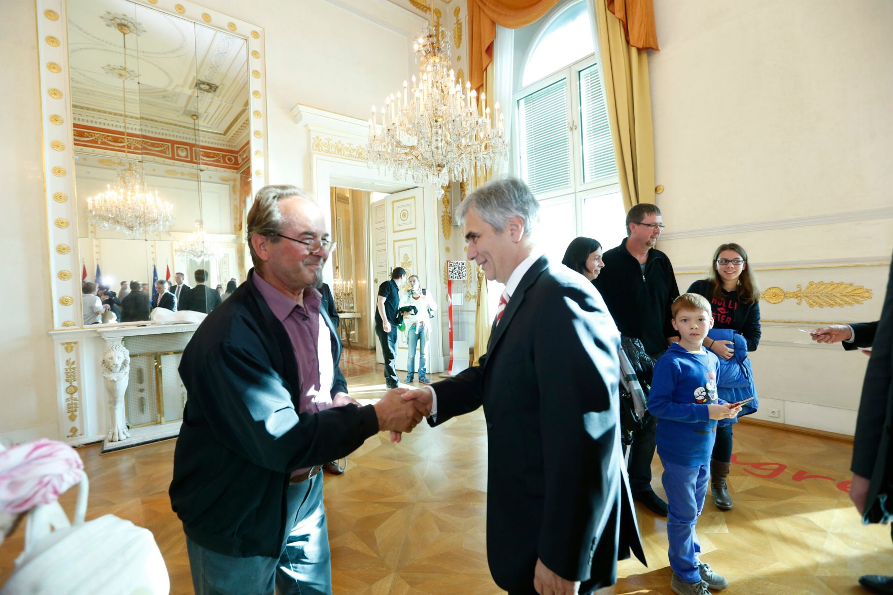 Am 26. Oktober 2013 empfing Bundeskanzler Werner Faymann im Rahmen des Nationalfeiertages Besucherinnen und Besucher im Bundeskanzleramt.