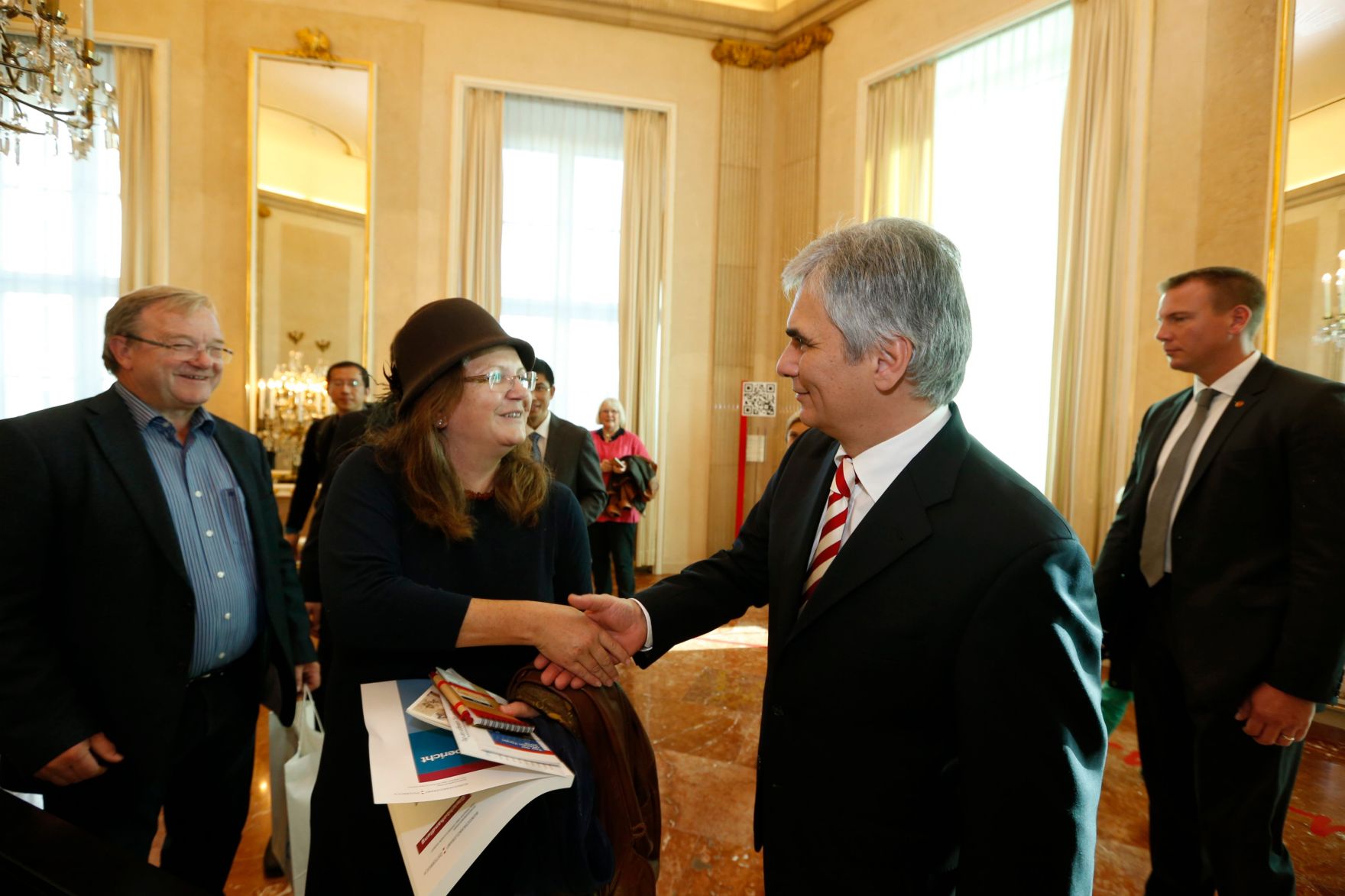 Am 26. Oktober 2013 empfing Bundeskanzler Werner Faymann im Rahmen des Nationalfeiertages Besucherinnen und Besucher im Bundeskanzleramt.