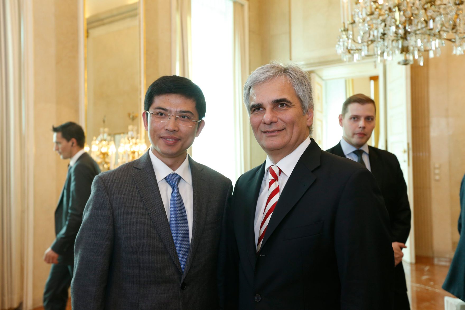 Am 26. Oktober 2013 empfing Bundeskanzler Werner Faymann im Rahmen des Nationalfeiertages Besucherinnen und Besucher im Bundeskanzleramt.