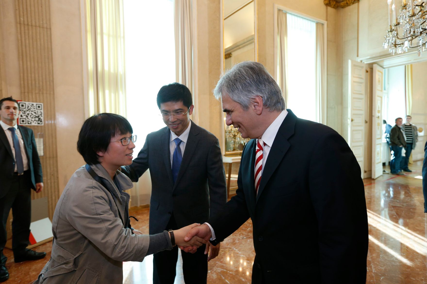 Am 26. Oktober 2013 empfing Bundeskanzler Werner Faymann im Rahmen des Nationalfeiertages Besucherinnen und Besucher im Bundeskanzleramt.