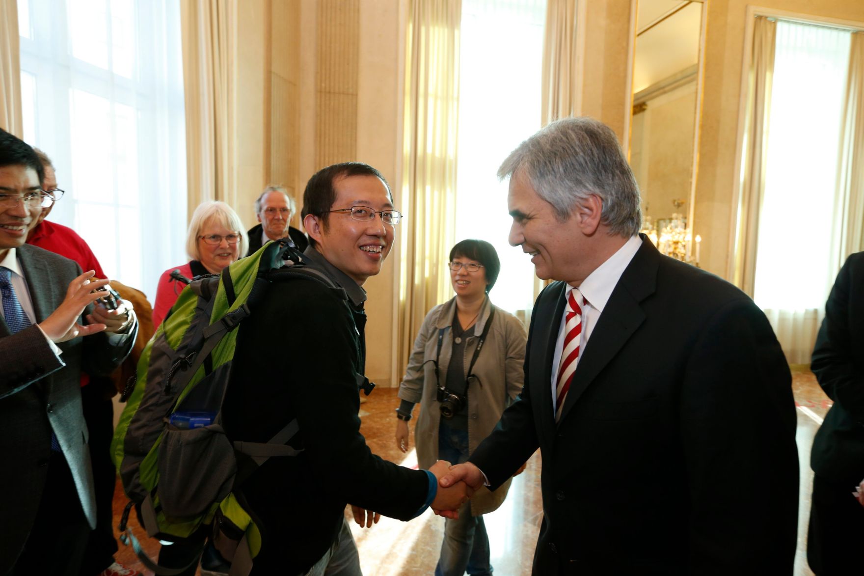 Am 26. Oktober 2013 empfing Bundeskanzler Werner Faymann im Rahmen des Nationalfeiertages Besucherinnen und Besucher im Bundeskanzleramt.