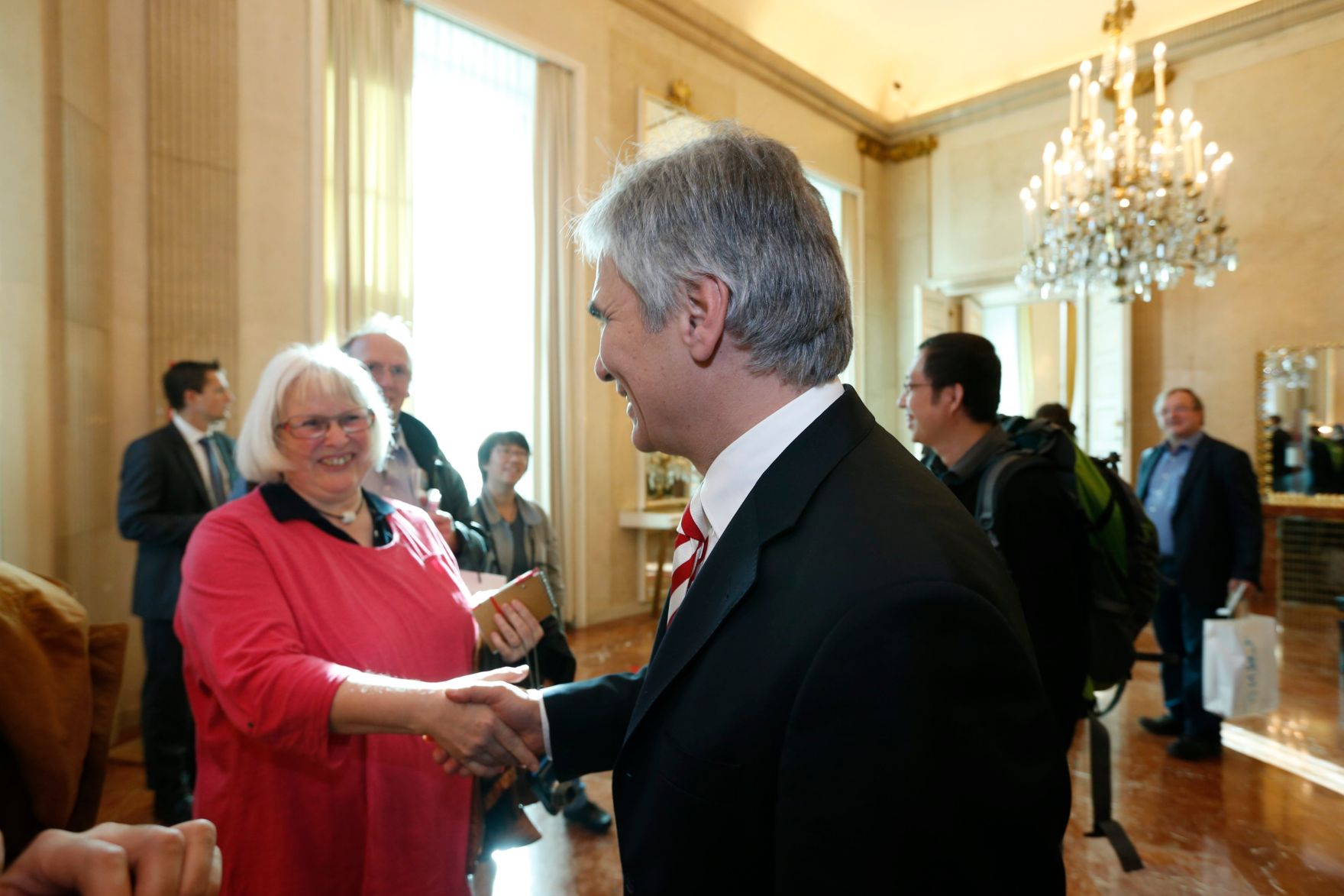 Am 26. Oktober 2013 empfing Bundeskanzler Werner Faymann im Rahmen des Nationalfeiertages Besucherinnen und Besucher im Bundeskanzleramt.