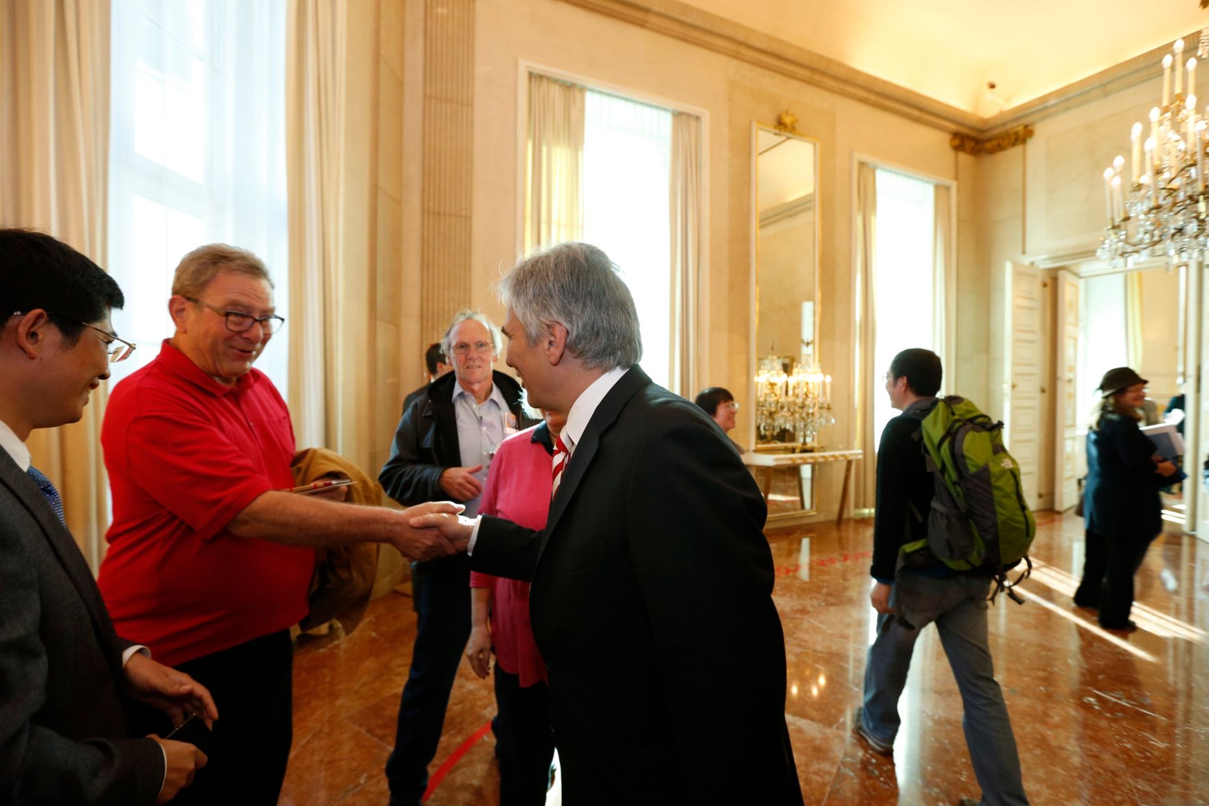 Am 26. Oktober 2013 empfing Bundeskanzler Werner Faymann im Rahmen des Nationalfeiertages Besucherinnen und Besucher im Bundeskanzleramt.