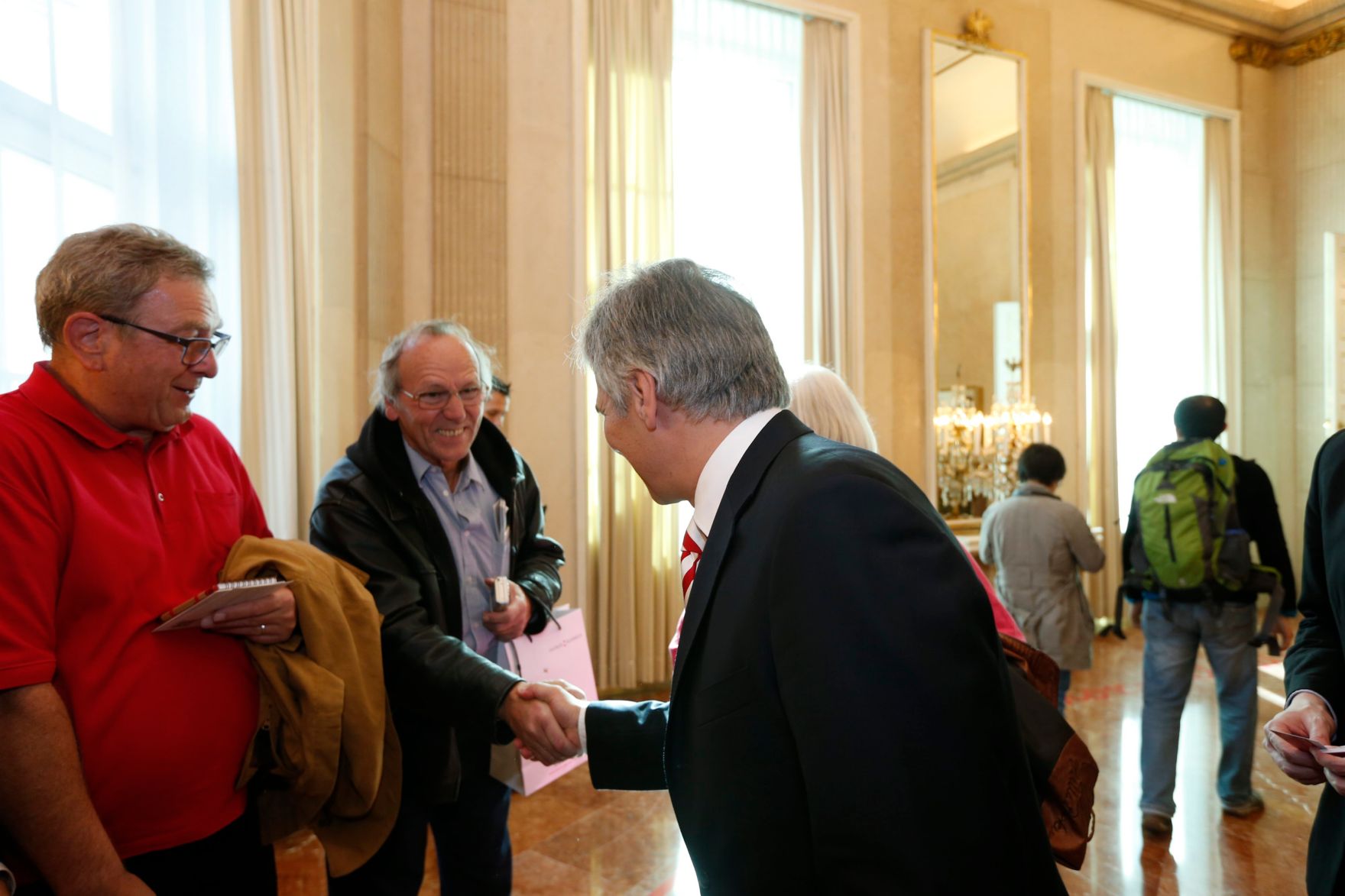 Am 26. Oktober 2013 empfing Bundeskanzler Werner Faymann im Rahmen des Nationalfeiertages Besucherinnen und Besucher im Bundeskanzleramt.