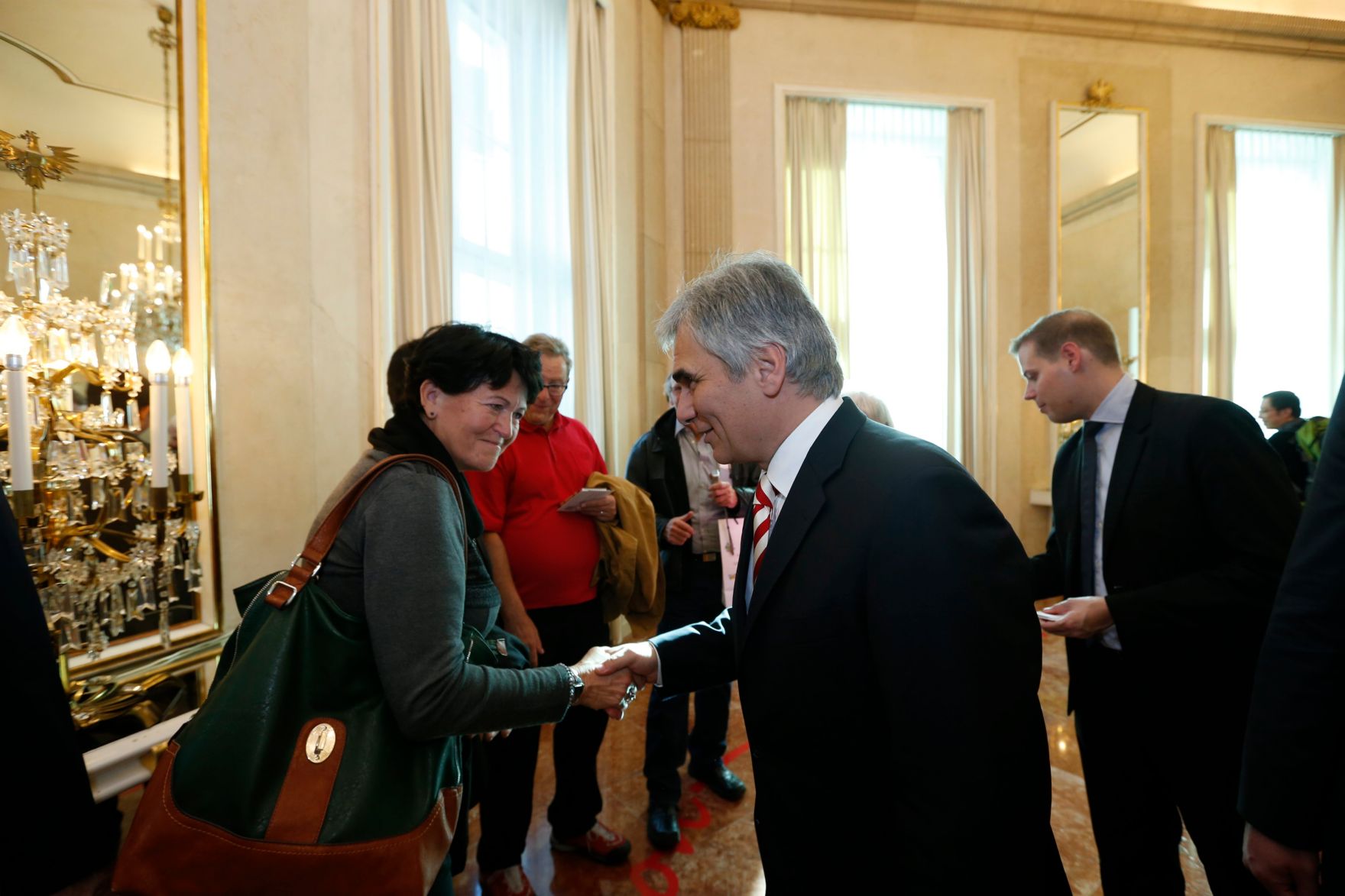 Am 26. Oktober 2013 empfing Bundeskanzler Werner Faymann im Rahmen des Nationalfeiertages Besucherinnen und Besucher im Bundeskanzleramt.