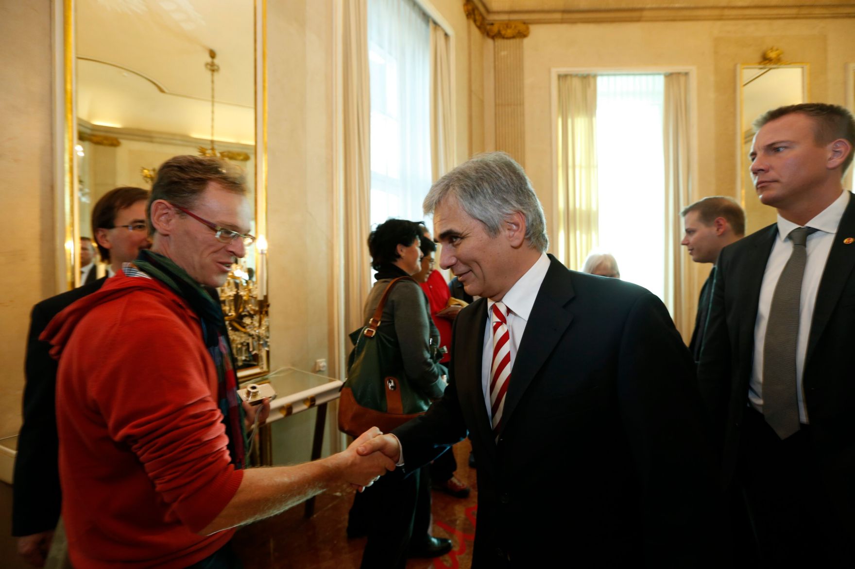 Am 26. Oktober 2013 empfing Bundeskanzler Werner Faymann im Rahmen des Nationalfeiertages Besucherinnen und Besucher im Bundeskanzleramt.