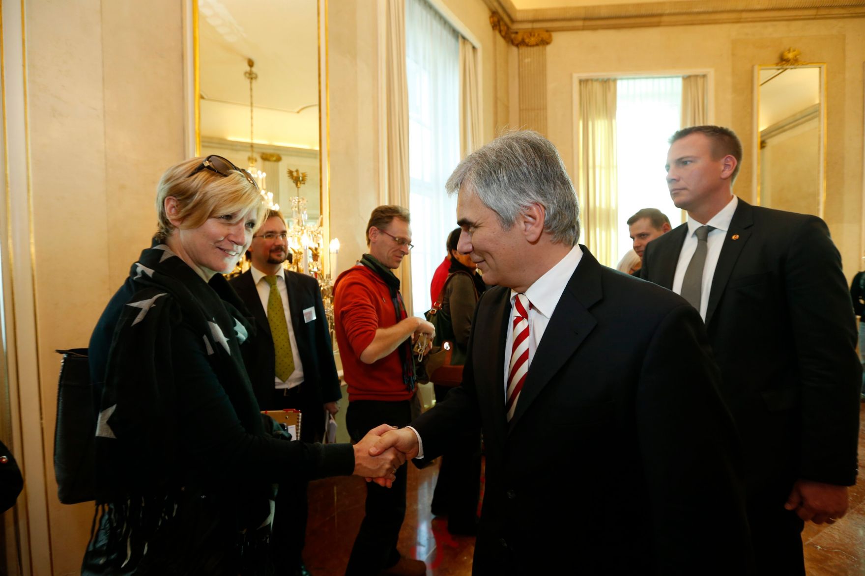 Am 26. Oktober 2013 empfing Bundeskanzler Werner Faymann im Rahmen des Nationalfeiertages Besucherinnen und Besucher im Bundeskanzleramt.