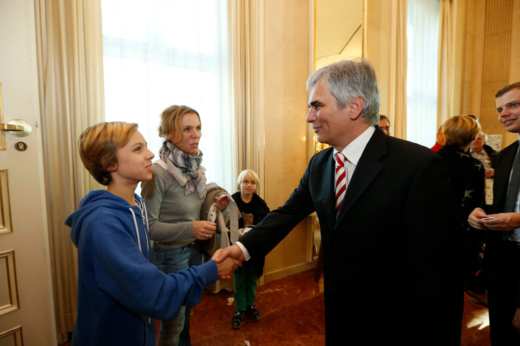 Am 26. Oktober 2013 empfing Bundeskanzler Werner Faymann im Rahmen des Nationalfeiertages Besucherinnen und Besucher im Bundeskanzleramt.
