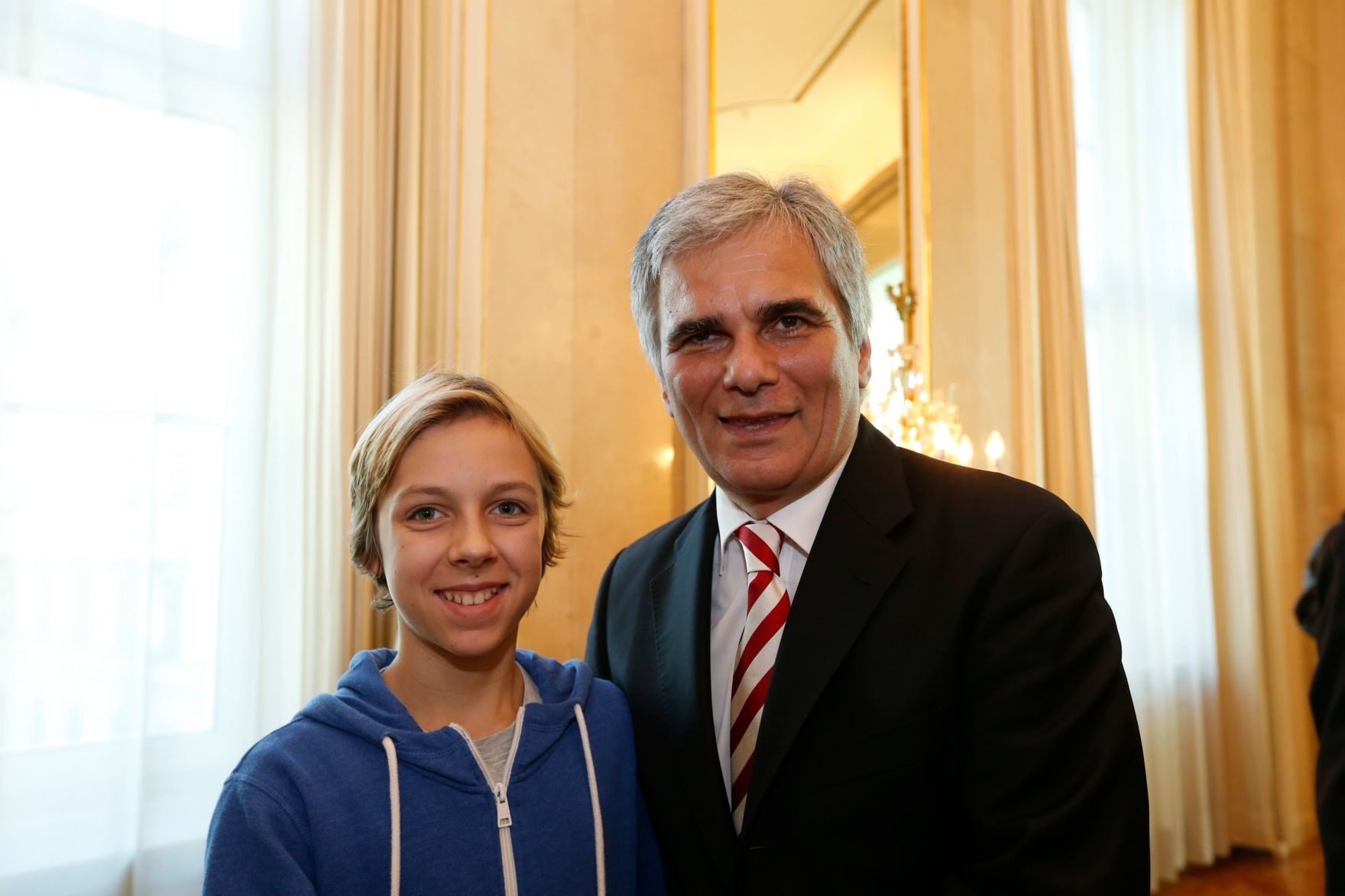 Am 26. Oktober 2013 empfing Bundeskanzler Werner Faymann im Rahmen des Nationalfeiertages Besucherinnen und Besucher im Bundeskanzleramt.