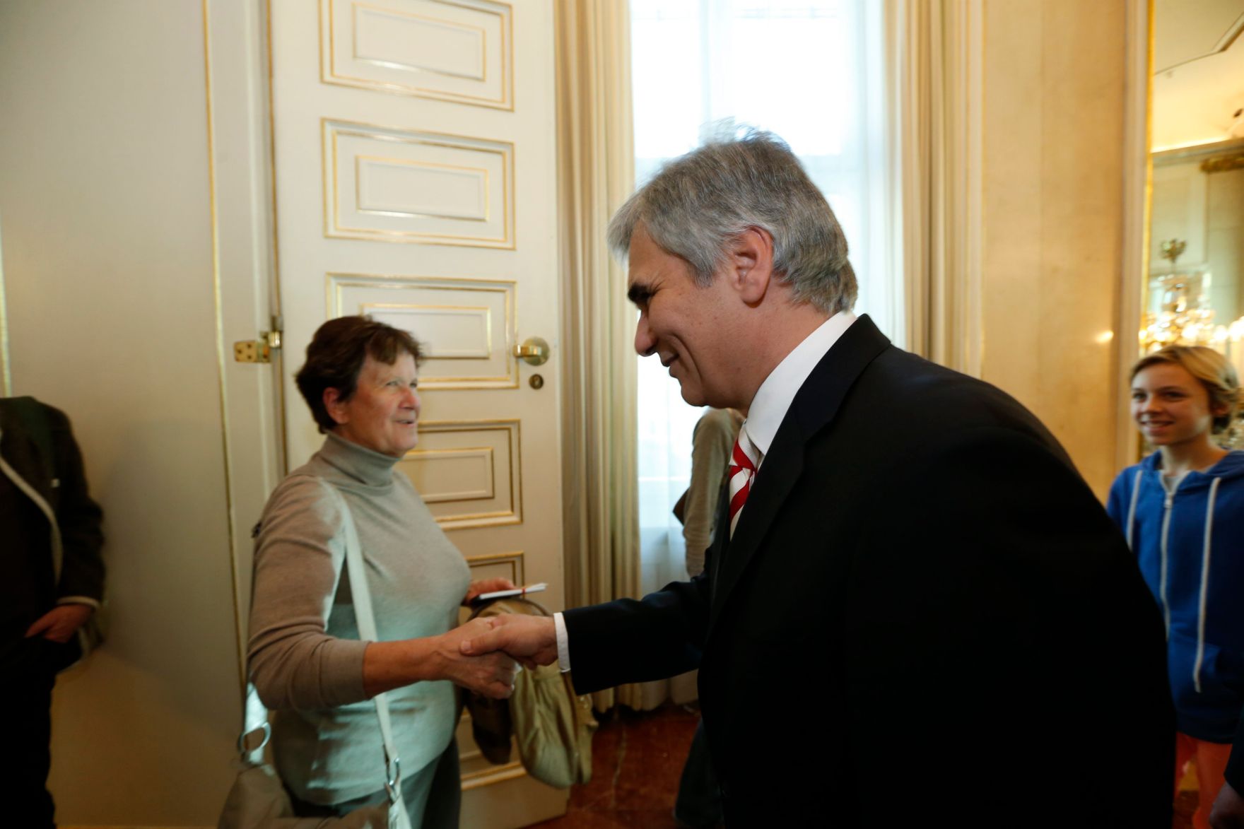 Am 26. Oktober 2013 empfing Bundeskanzler Werner Faymann im Rahmen des Nationalfeiertages Besucherinnen und Besucher im Bundeskanzleramt.