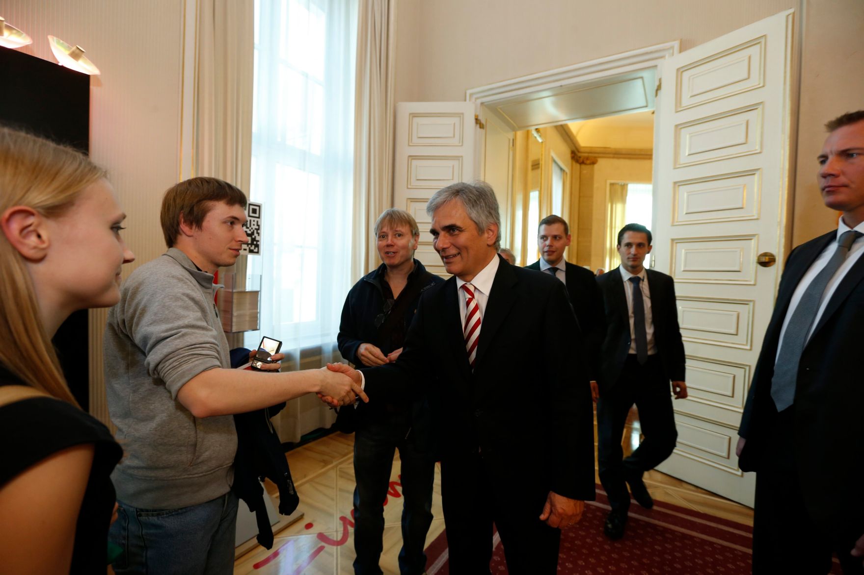Am 26. Oktober 2013 empfing Bundeskanzler Werner Faymann im Rahmen des Nationalfeiertages Besucherinnen und Besucher im Bundeskanzleramt.