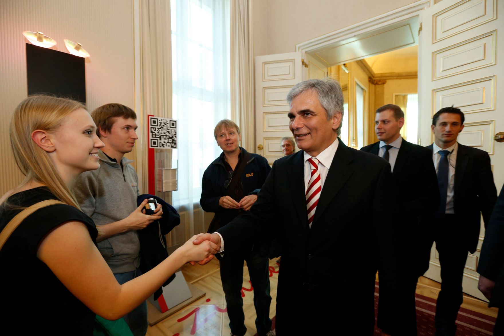 Am 26. Oktober 2013 empfing Bundeskanzler Werner Faymann im Rahmen des Nationalfeiertages Besucherinnen und Besucher im Bundeskanzleramt.